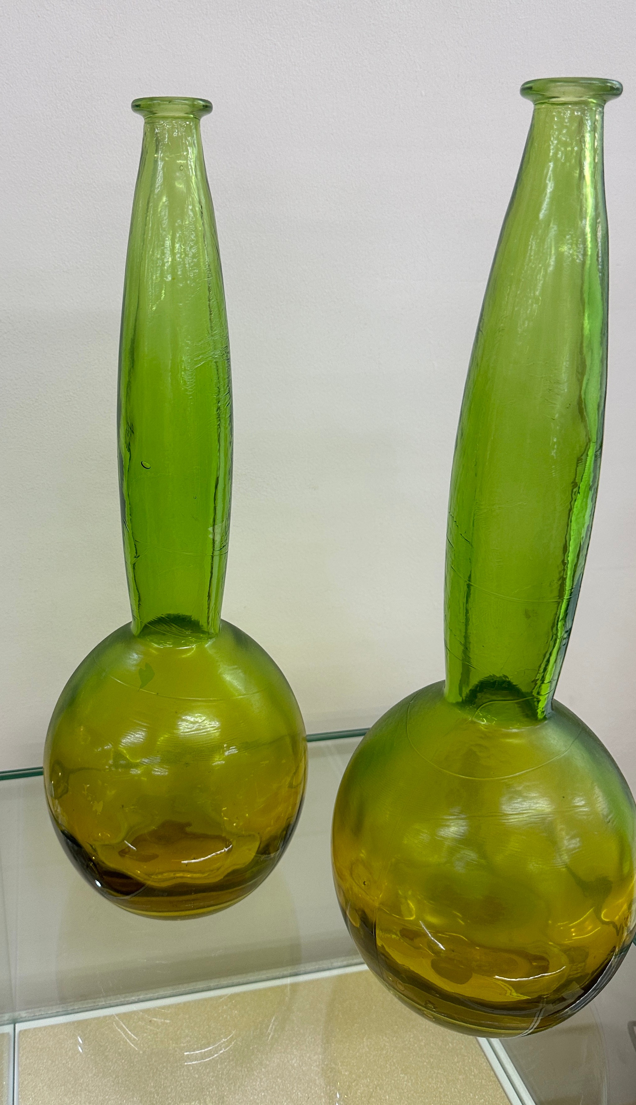 Pair decorative green and yellow glass vase's both in good overall condition, approximate height - Bild 3 aus 5