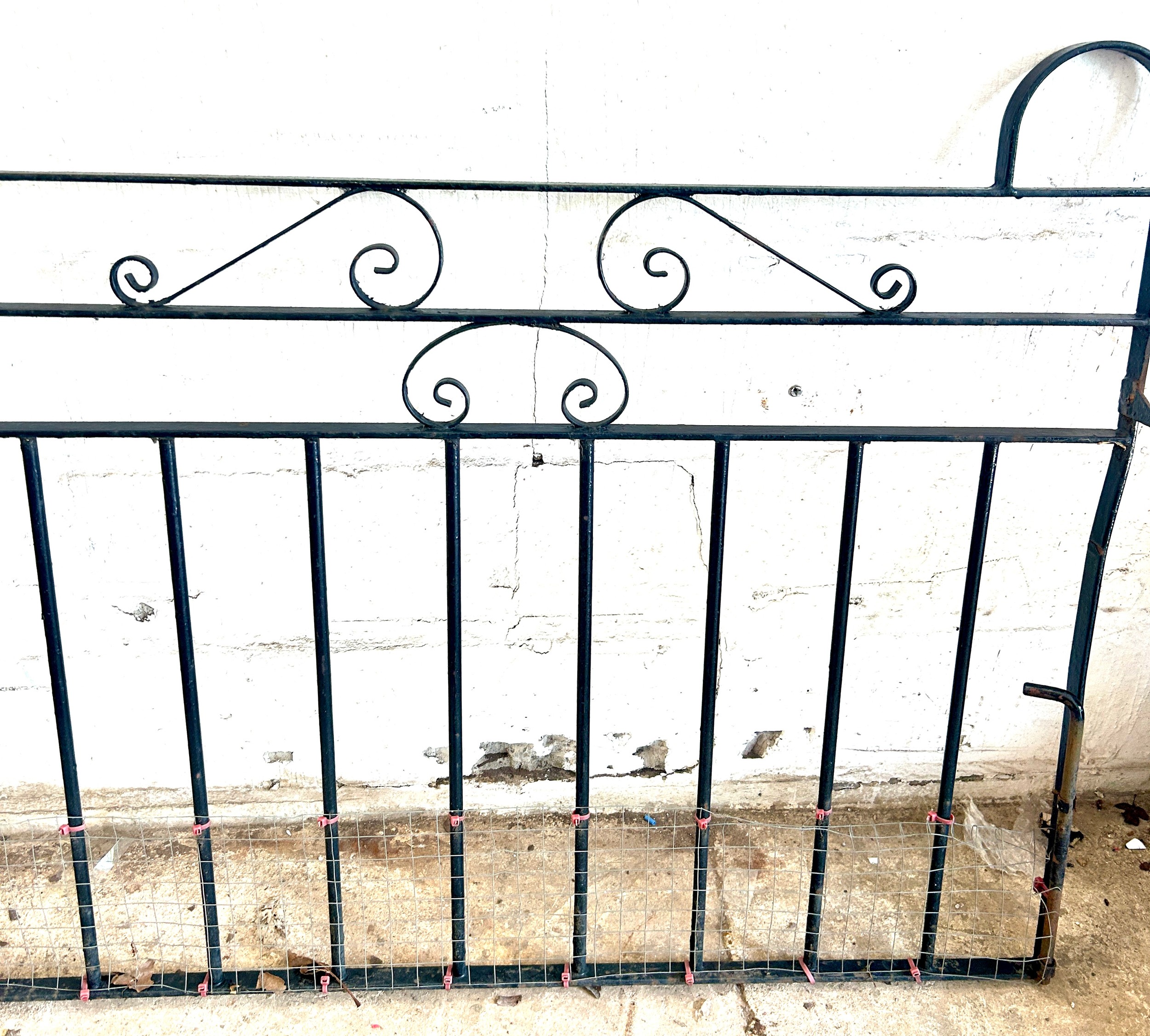 Pair matching gates, largrest measures Width 74 inches, Height 37 inches, overall length of gates - Bild 2 aus 3