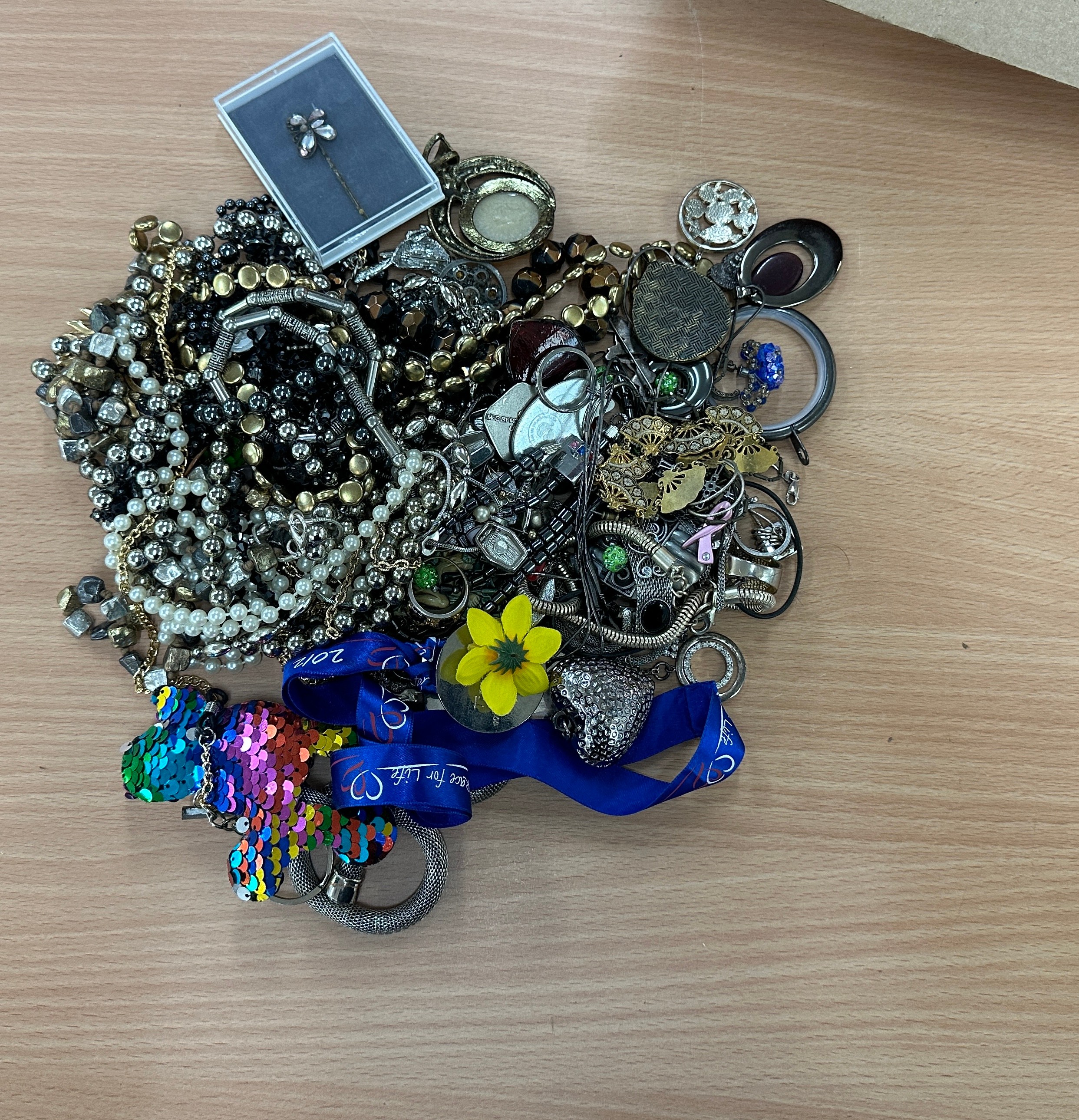 Selection of assorted costume jewellery - Image 3 of 3