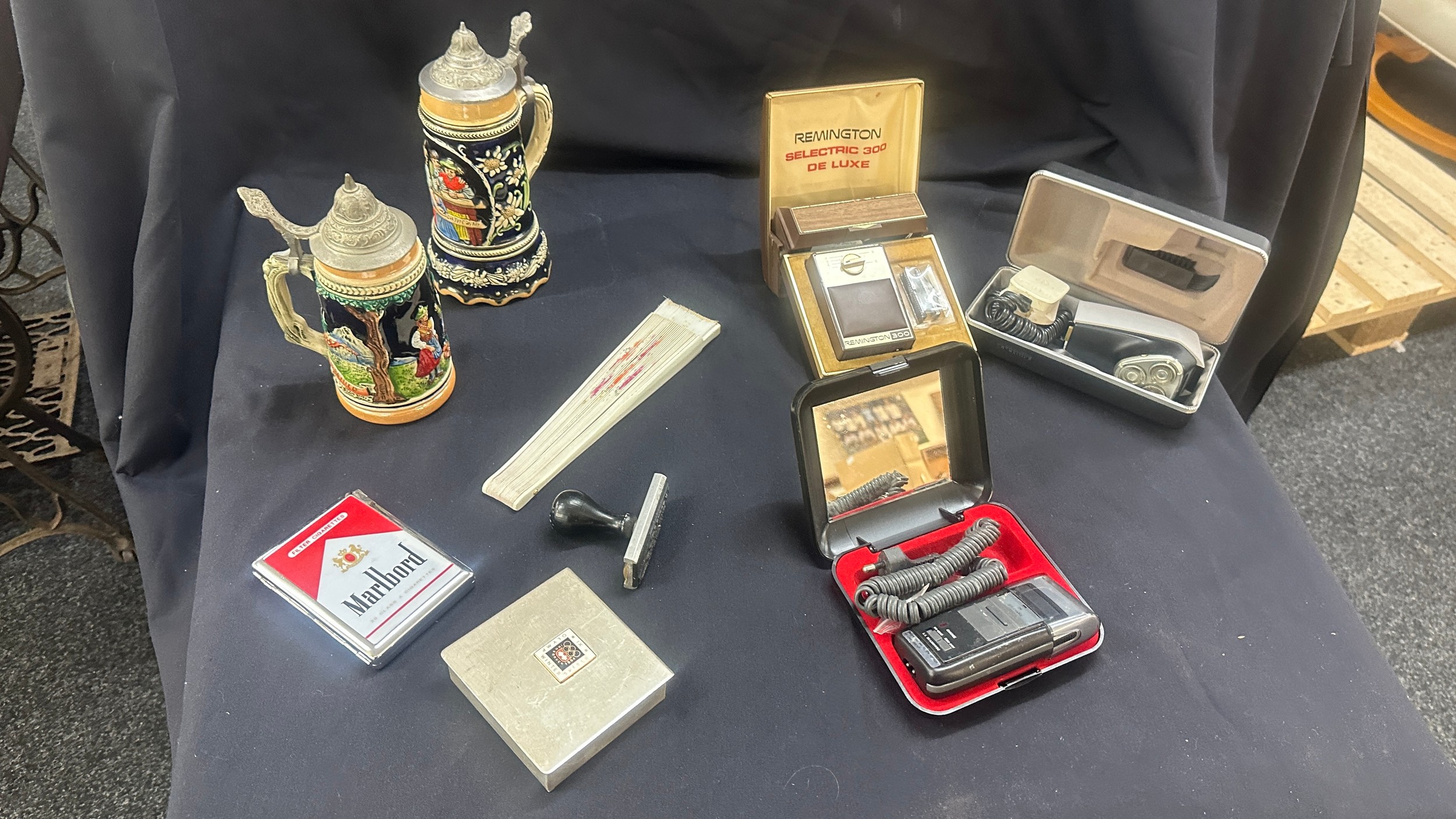 Selection of vintage collectable items to include razors, tankards etc