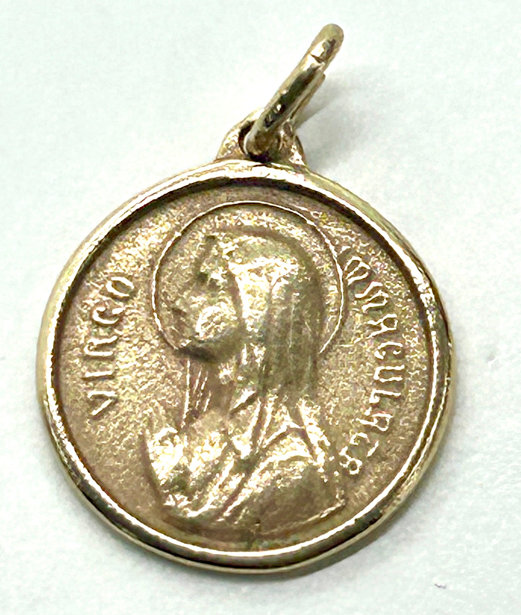 10k gold religious pendant, approximate weight 1.9g