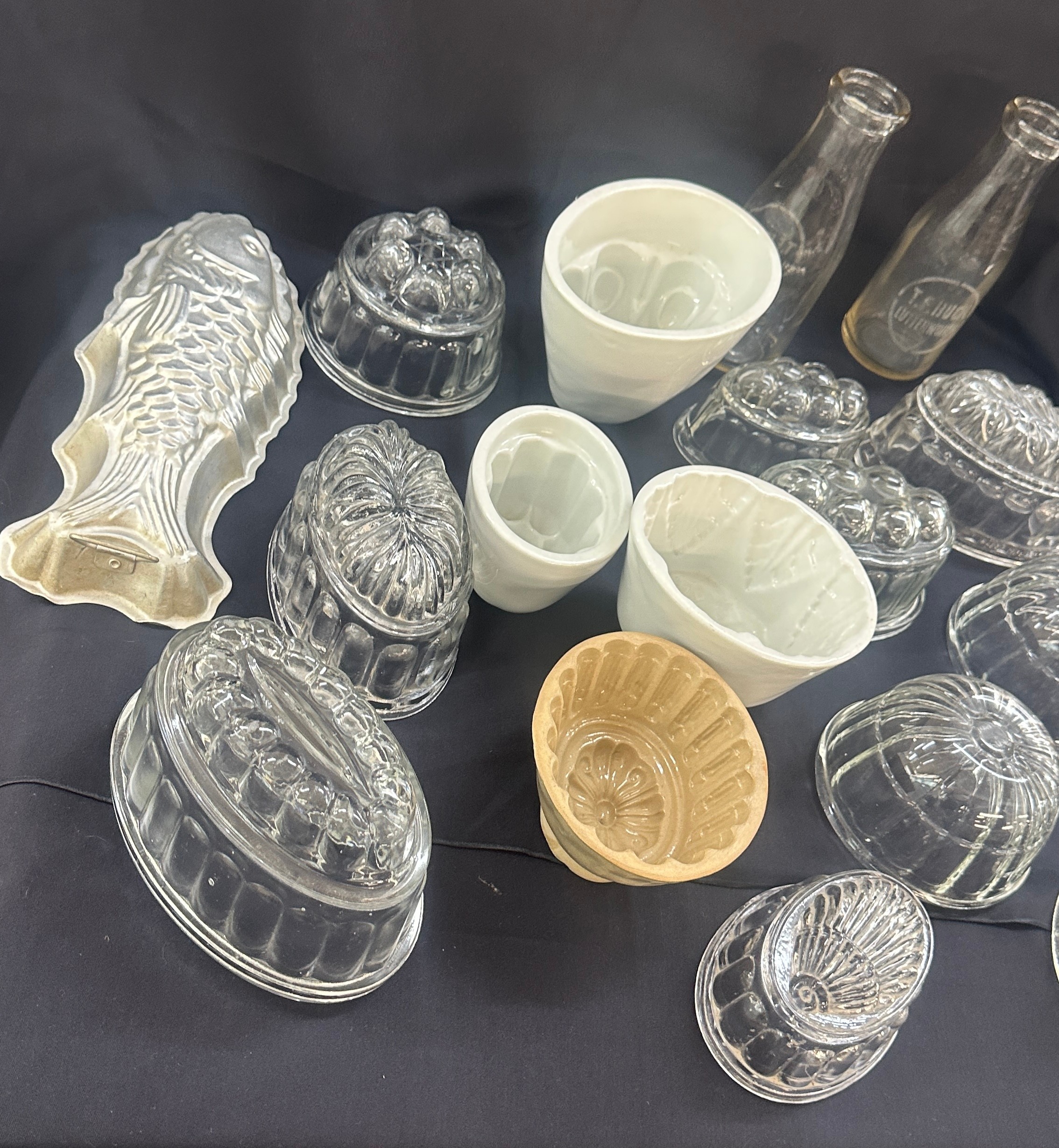 Selection of glass and porcelain jelly moulds to include pyrex etc - Image 2 of 8