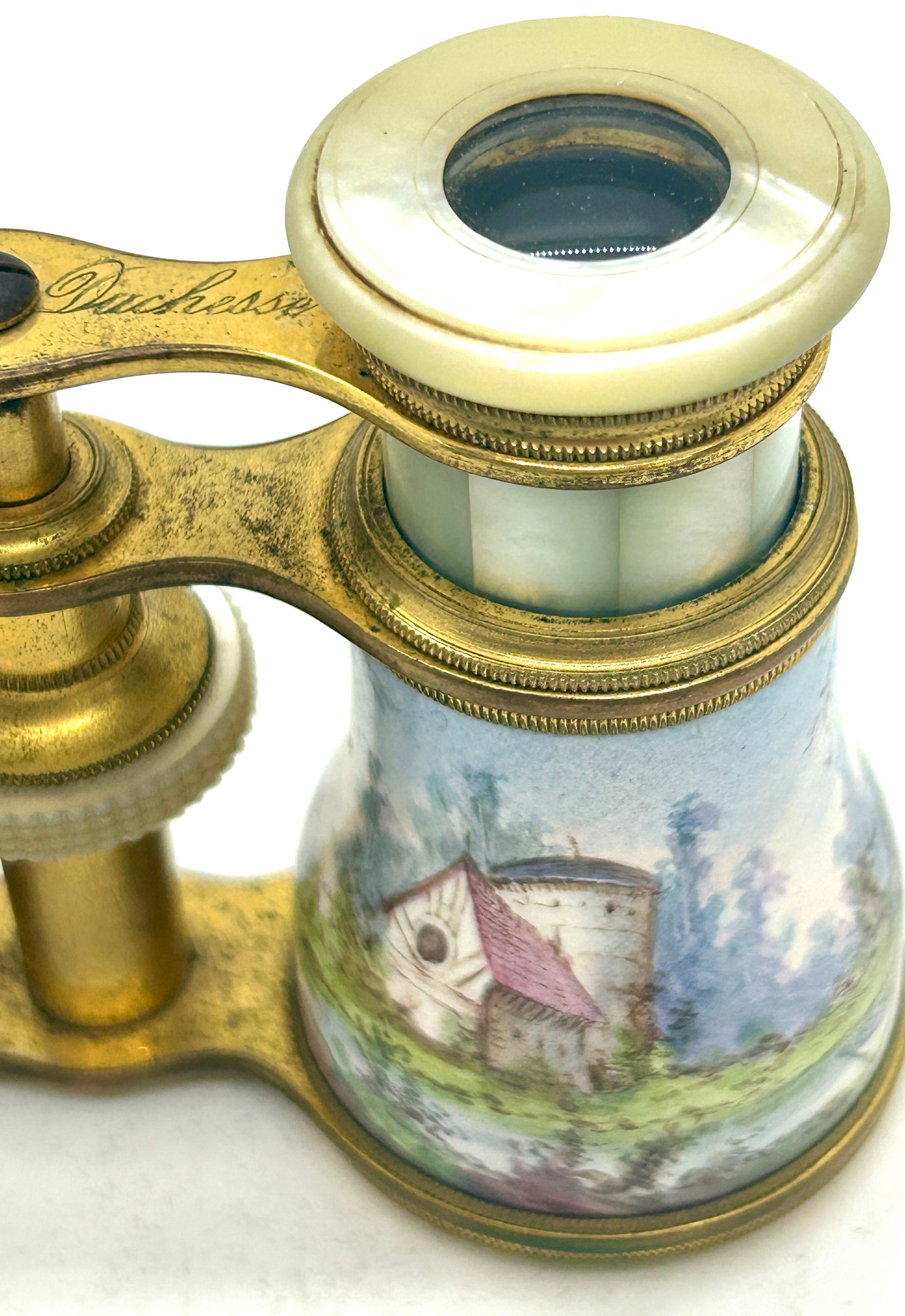 A pair of French gilt-brass and enamel opera glasses, late 19th century, with mother-of-pearl - Bild 4 aus 7