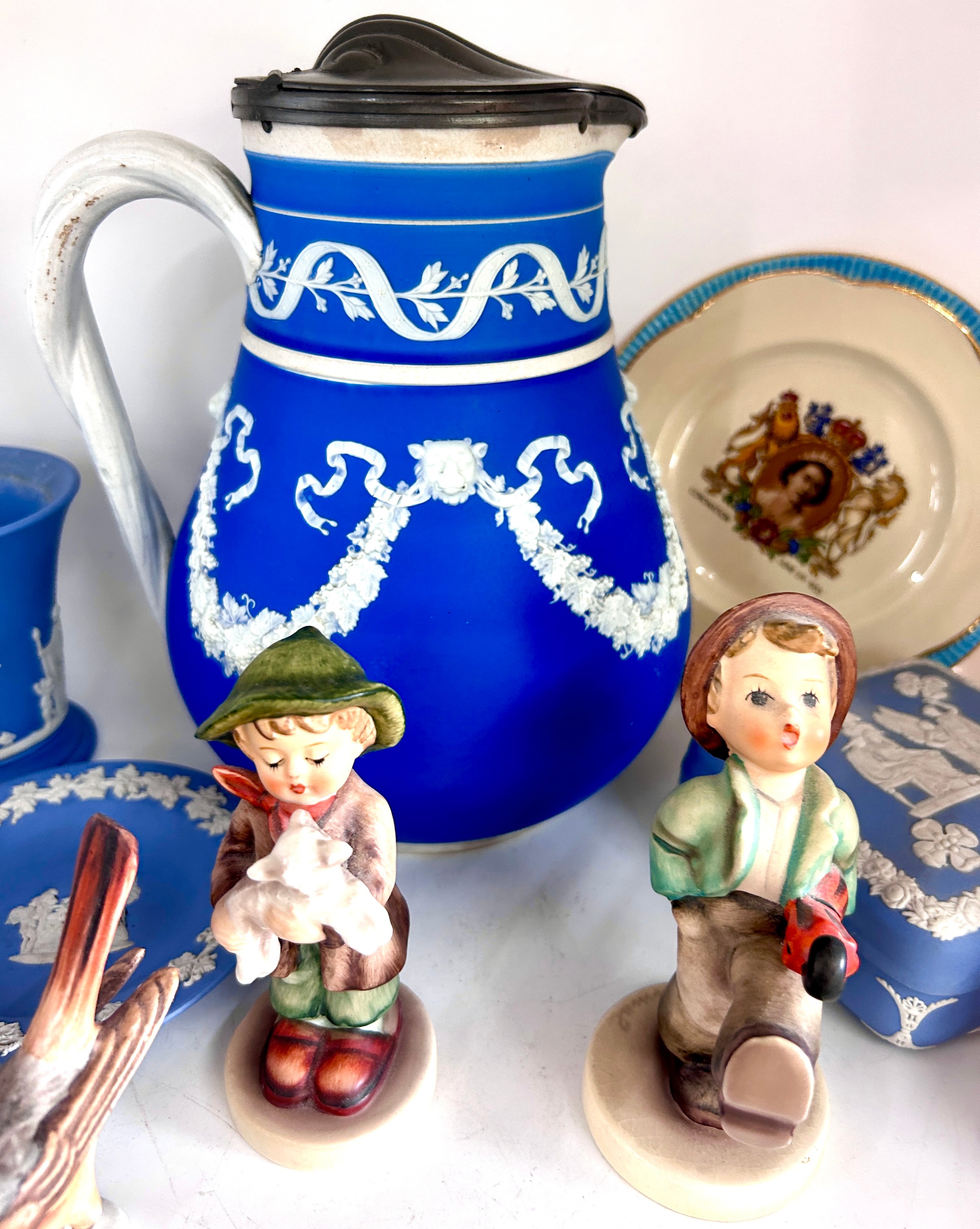 Selection Jasperware, goebel figures and a lidded vintage blue and white water jug - Bild 3 aus 4