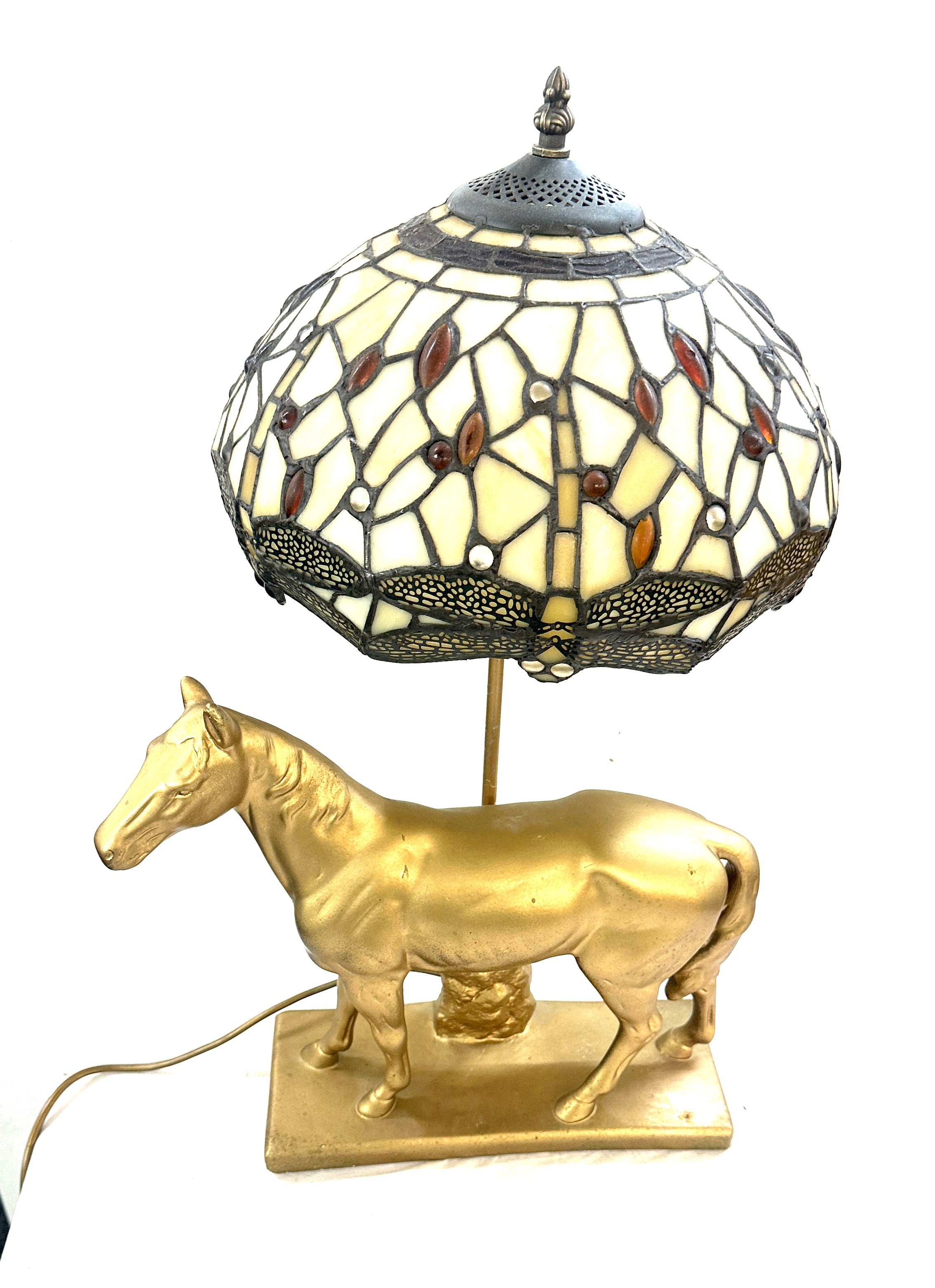 Resin table lamp depicting a horse, tiffany style shade, working order, in need of replacement plug, - Bild 2 aus 4