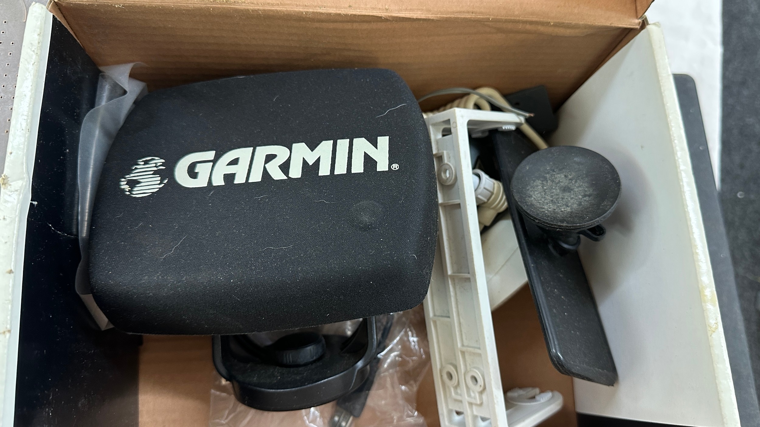 Garmin Fishfinder 160c color sonar and fishing accessories - Image 4 of 7