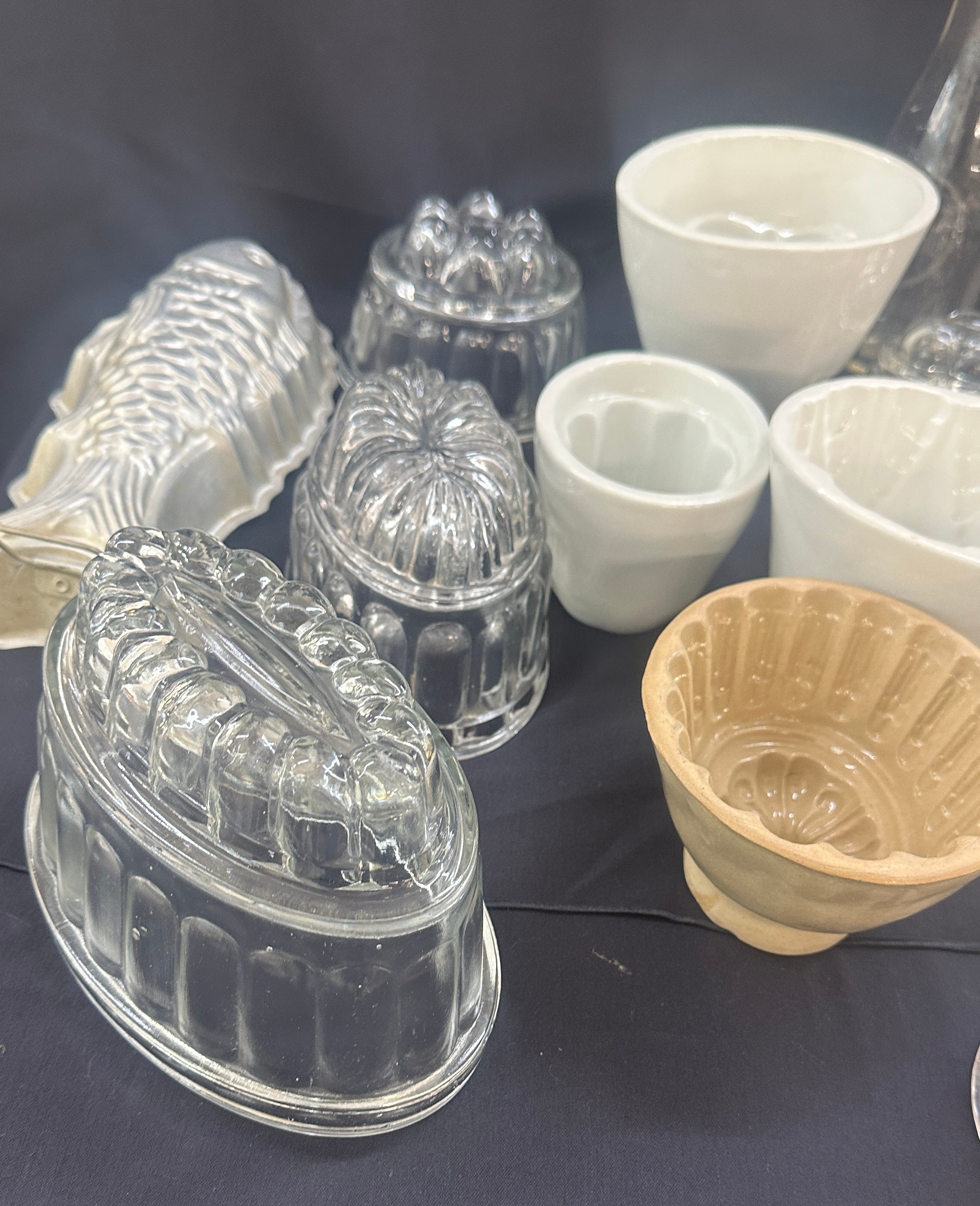 Selection of glass and porcelain jelly moulds to include pyrex etc - Image 8 of 8