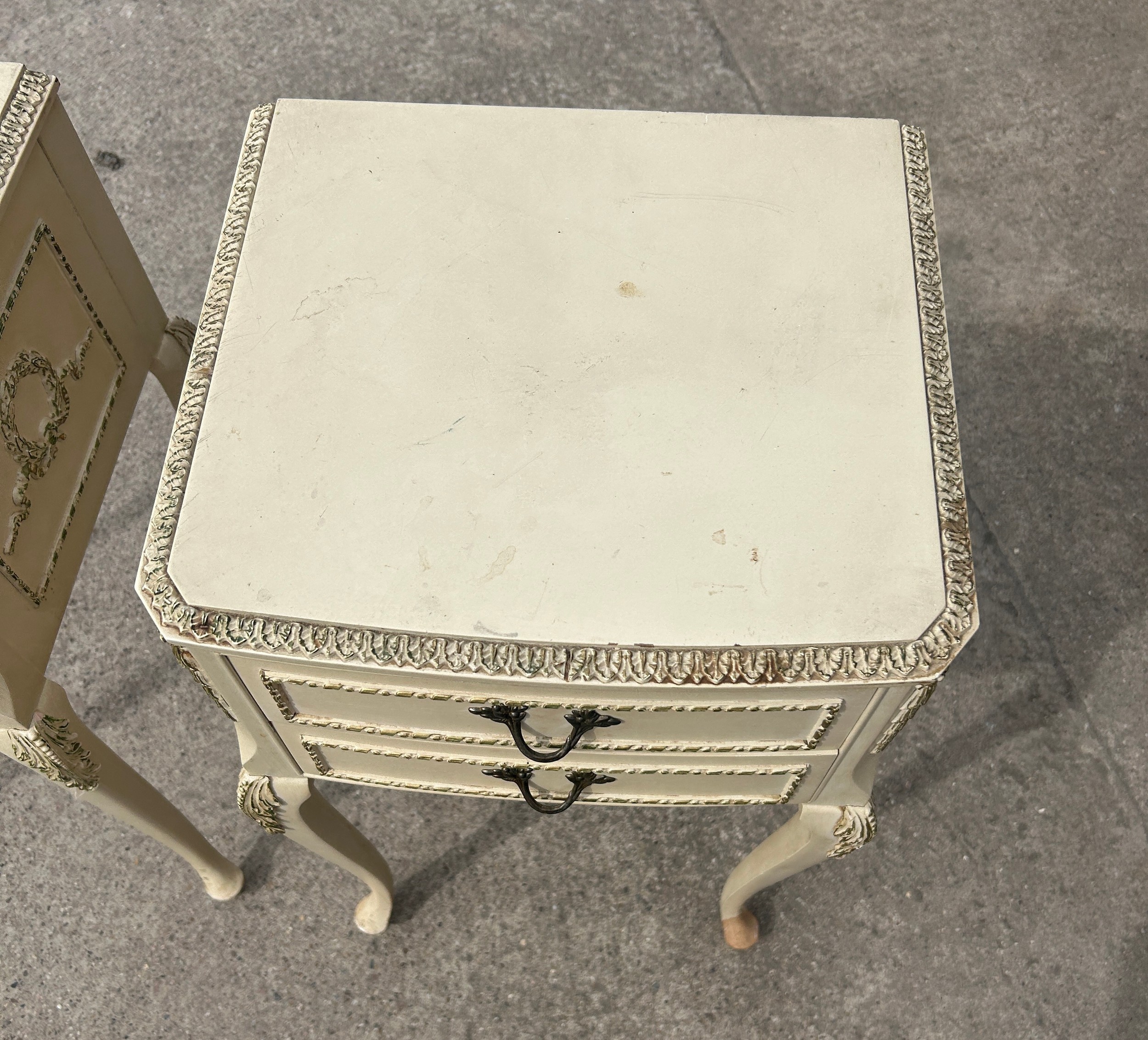 Pair of Queen Anne cream and gilt bed side table measures approx 27 inches tall, 14.5 wide and 13 - Image 2 of 3