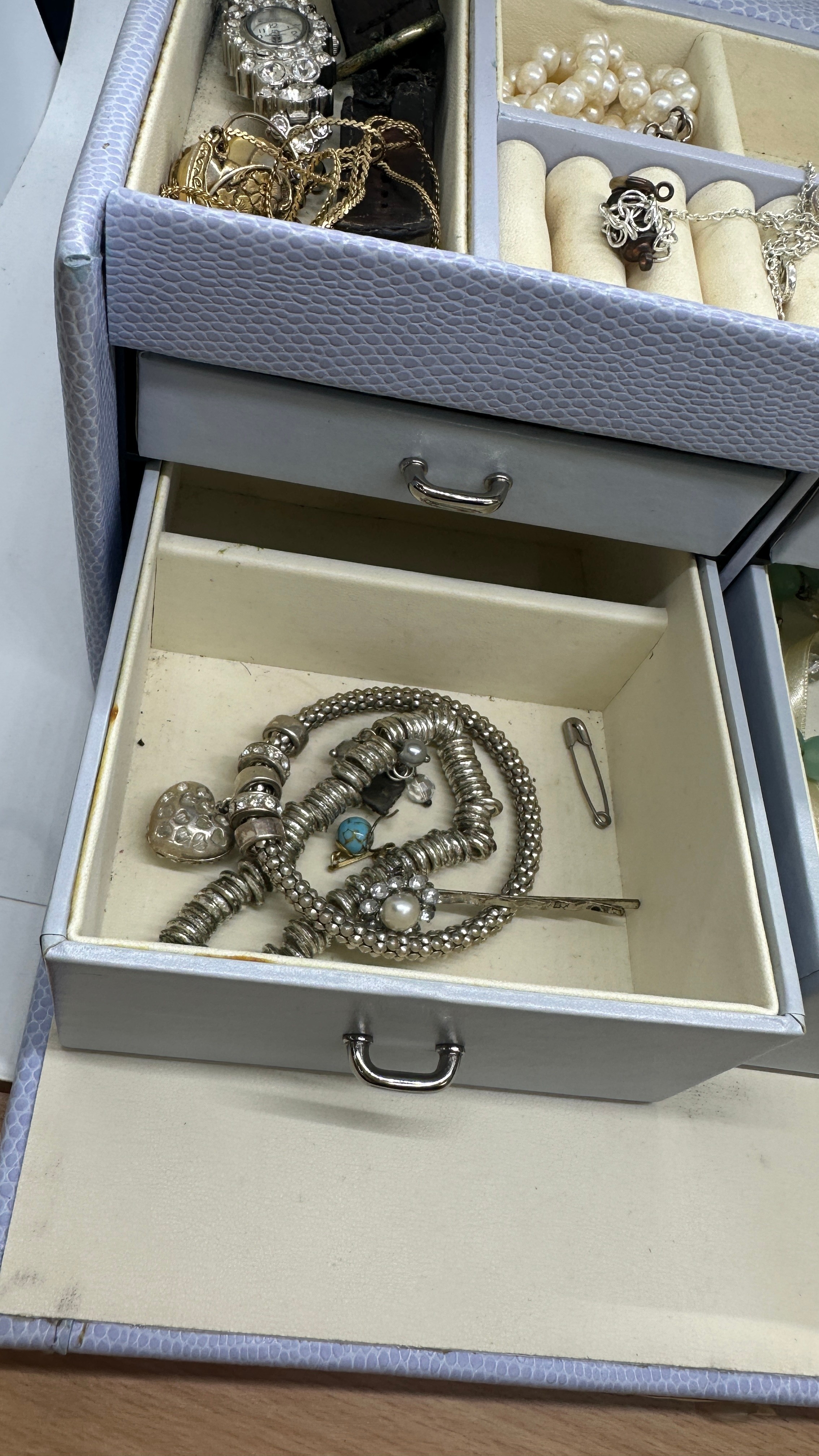 Jewellery box containing a selection of assorted costume jewellery to include watches, earrings etc - Image 6 of 7