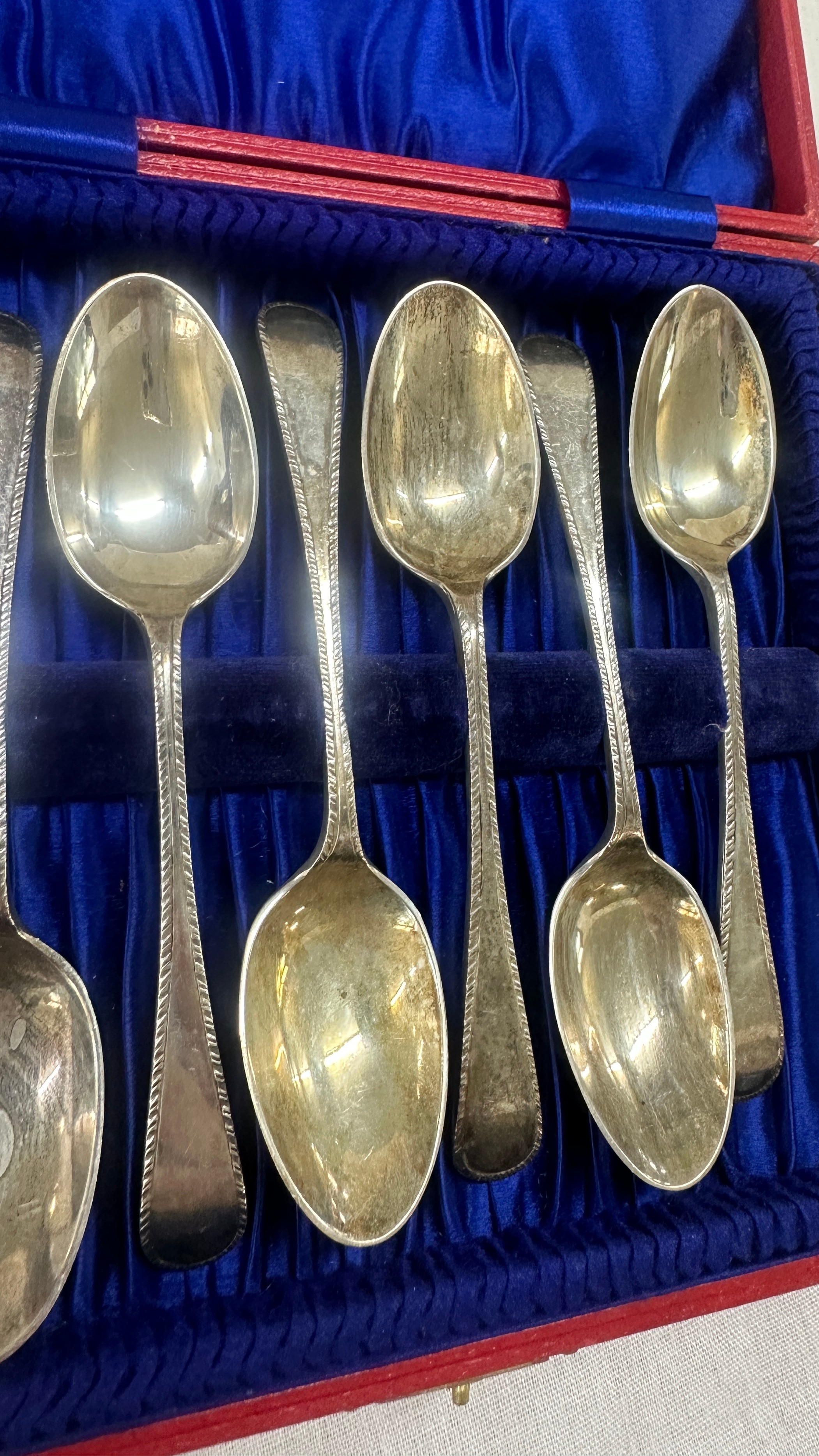Cased set of silver tea spoons, Chester 1922 , Barker bros Birmingham + London 110grams in total - Image 4 of 5