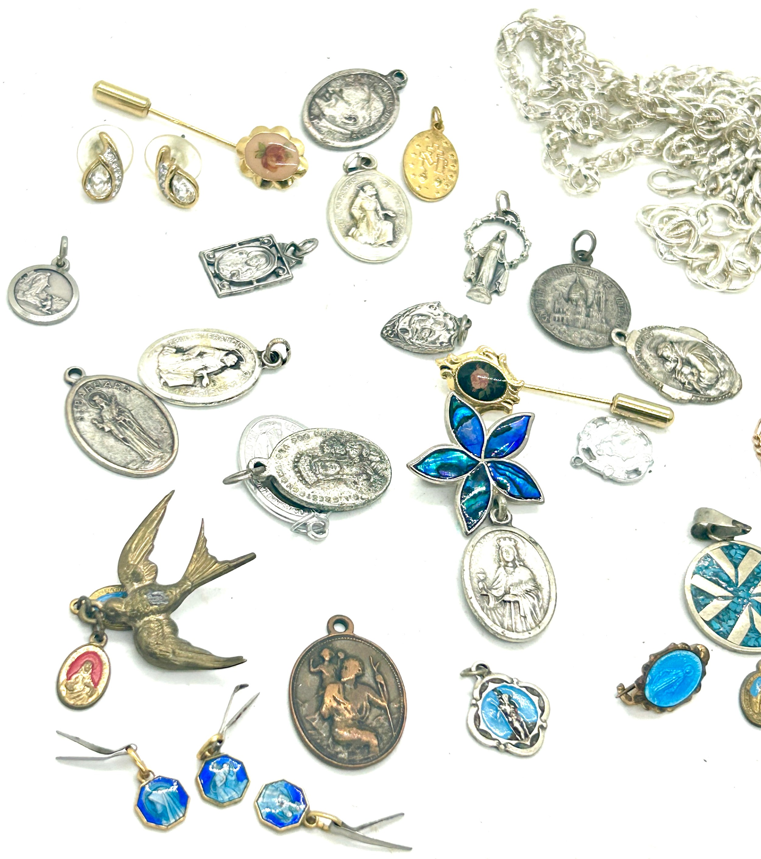 Selection of vintage ladies earrings, religious pendants, amber silver pendant, costume jewellery - Image 2 of 4