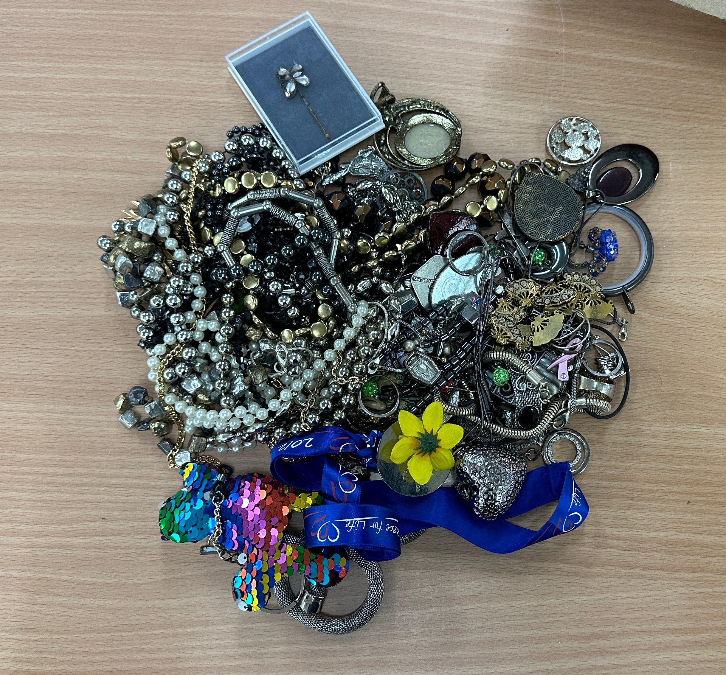 Selection of assorted costume jewellery - Image 2 of 3