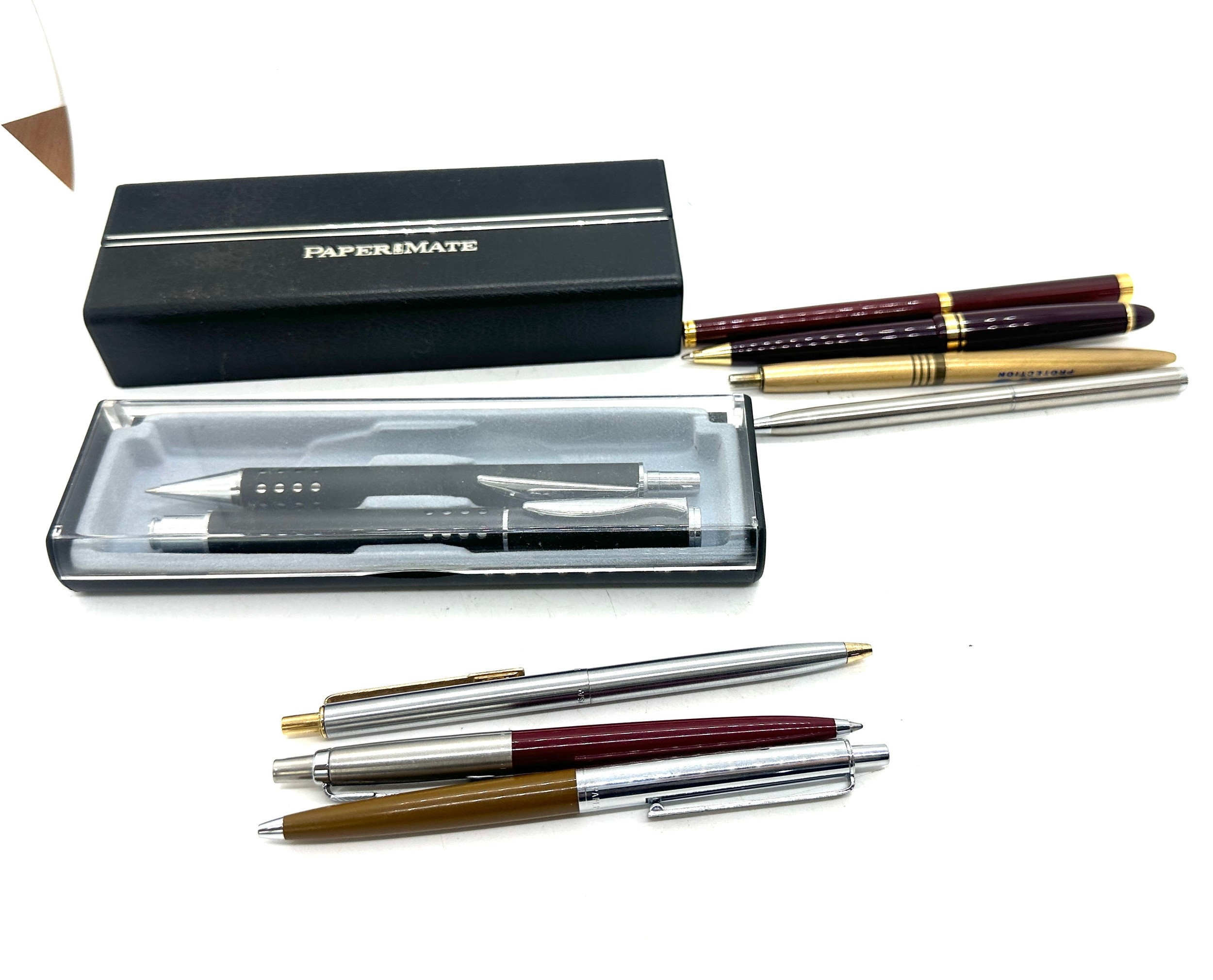 Selection of assorted pens includes parker etc