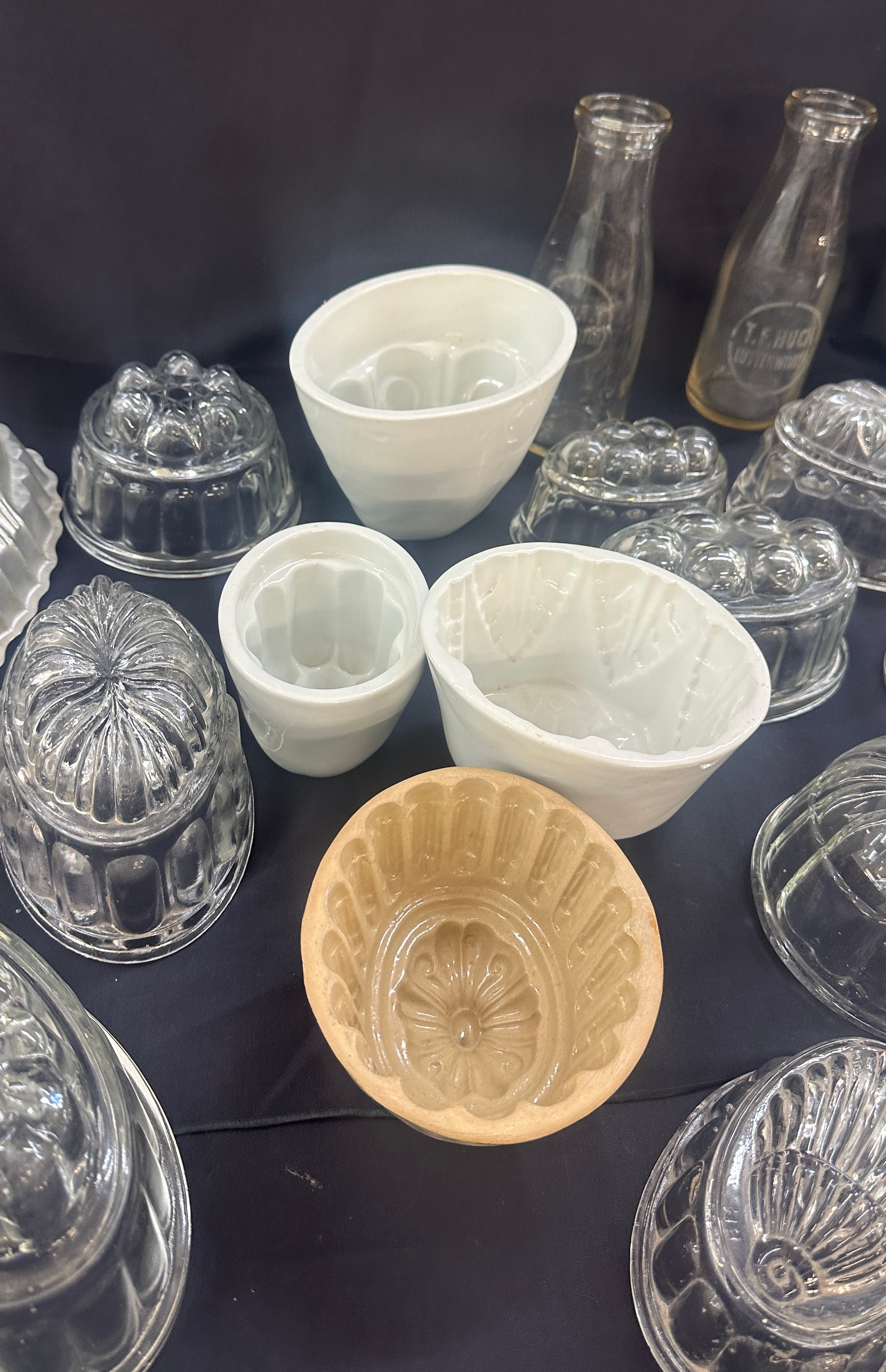 Selection of glass and porcelain jelly moulds to include pyrex etc - Image 5 of 8