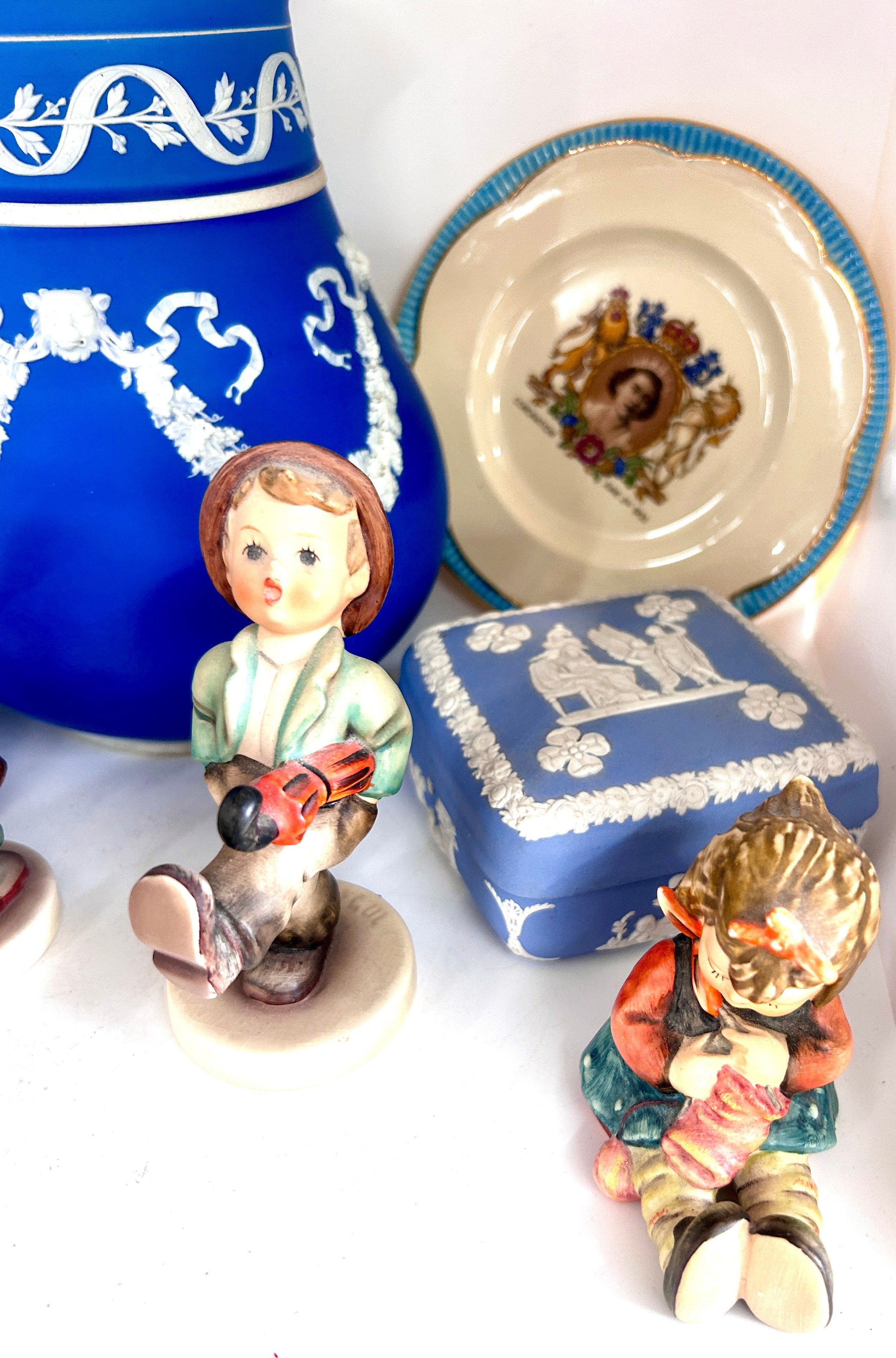 Selection Jasperware, goebel figures and a lidded vintage blue and white water jug - Bild 4 aus 4