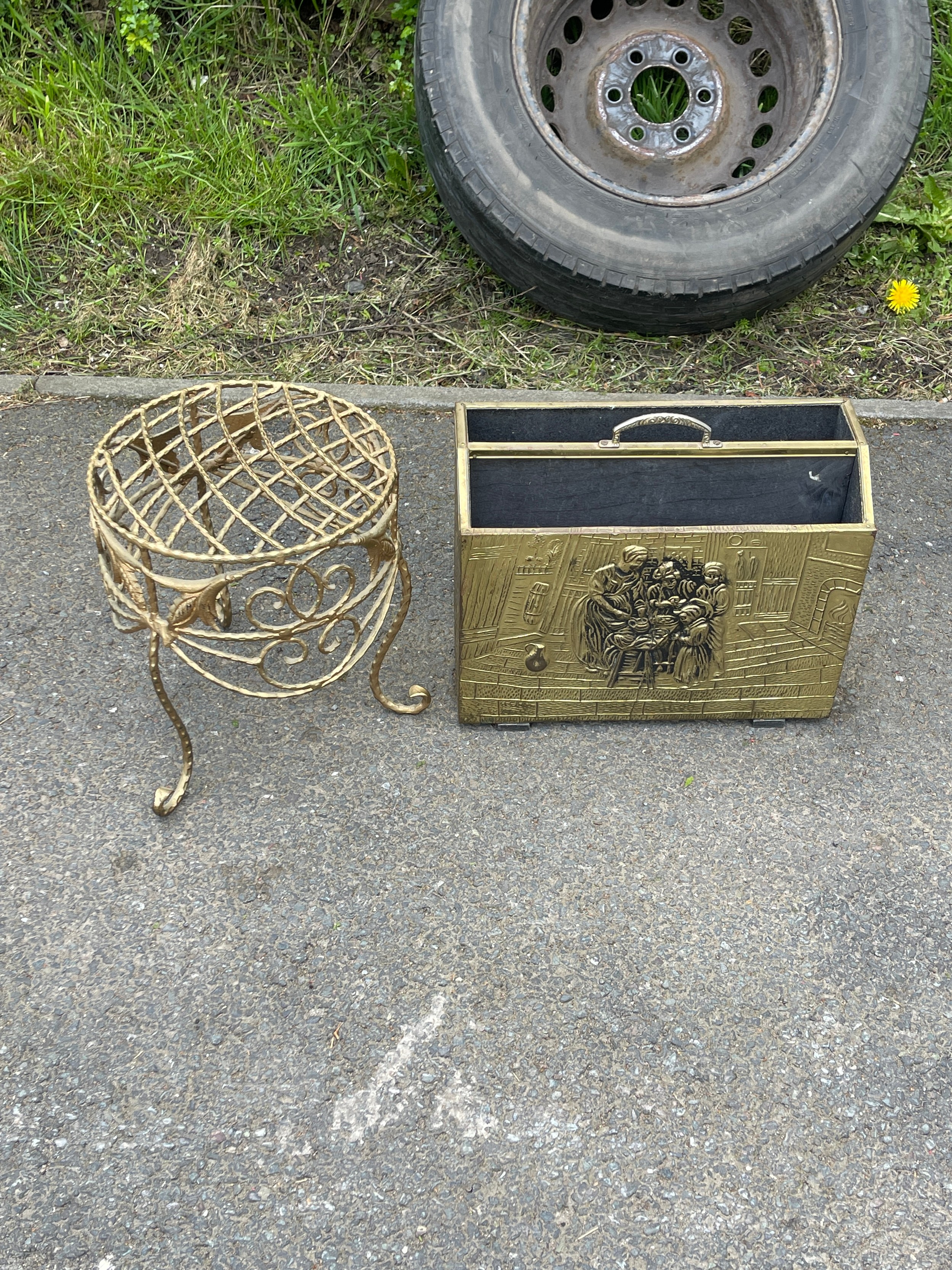 Brass magazine box and a small metal stool - Bild 3 aus 3