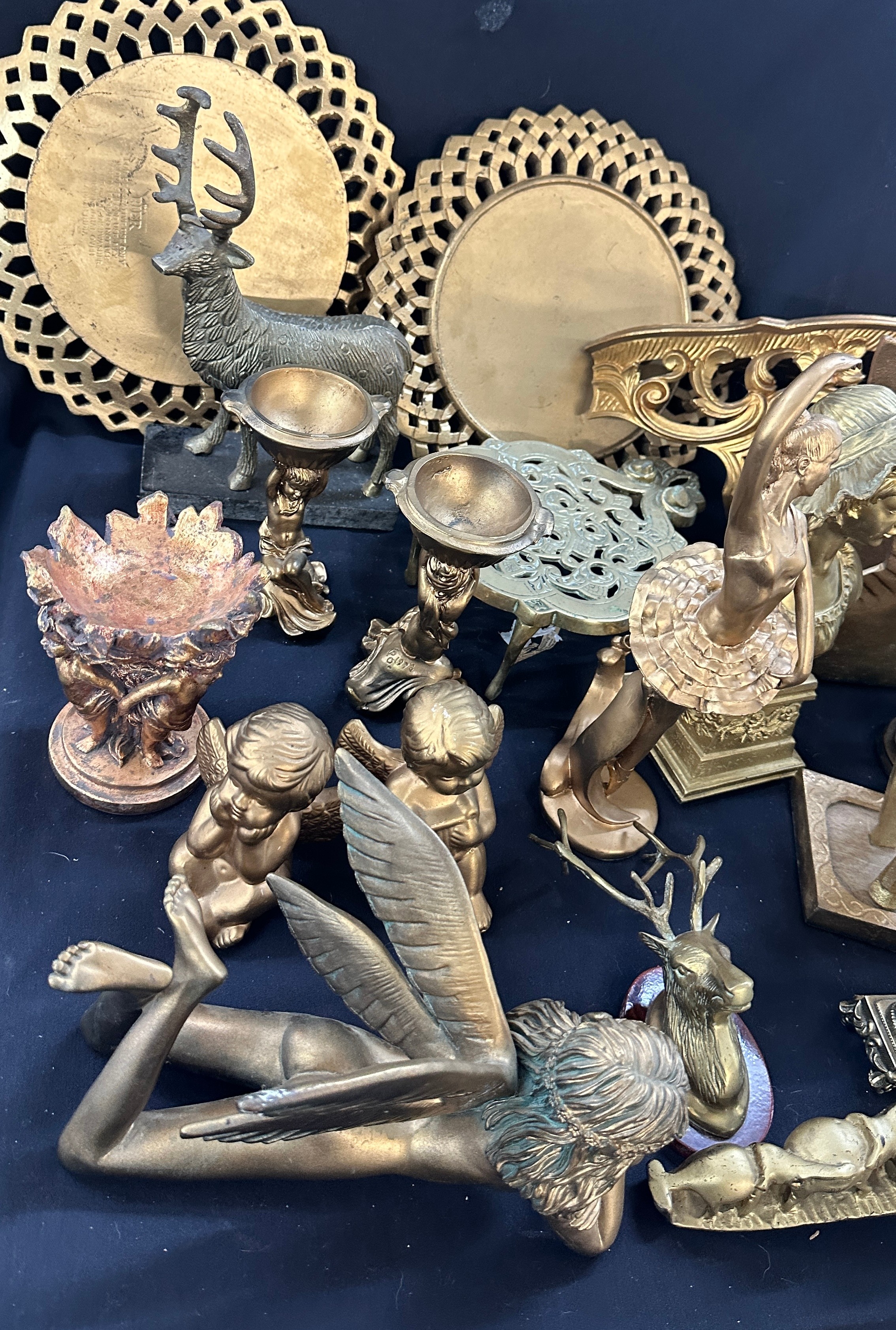 Large selection of gilded items includes cherubs, vases, wall plaques etc - Bild 2 aus 6