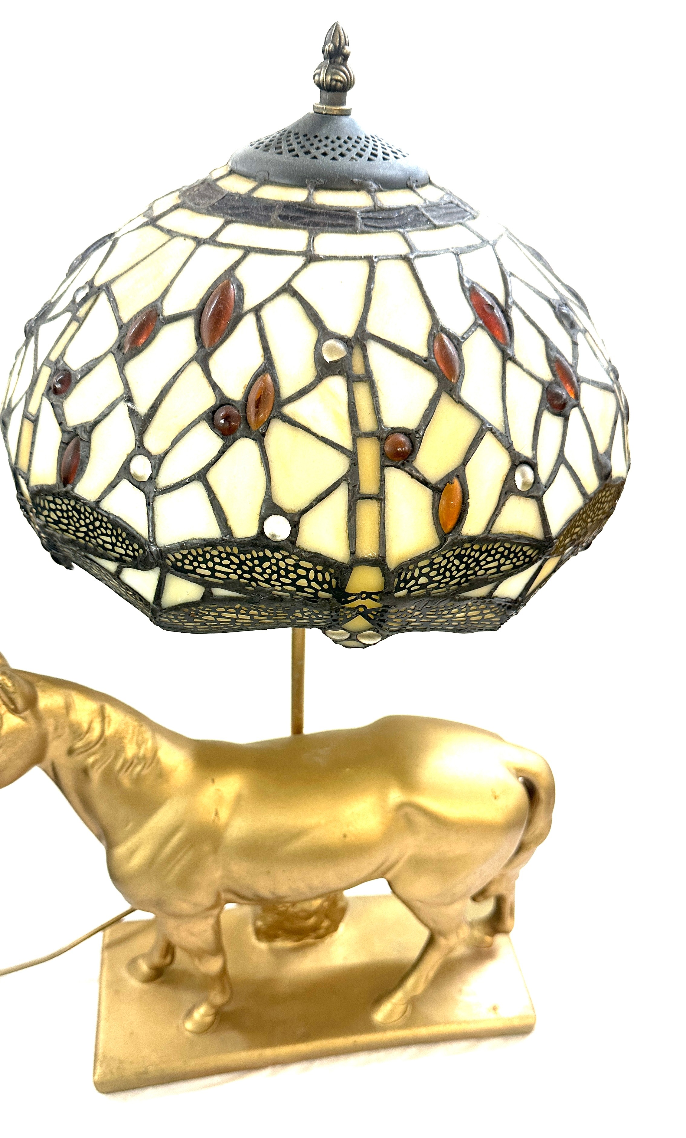 Resin table lamp depicting a horse, tiffany style shade, working order, in need of replacement plug, - Bild 3 aus 4