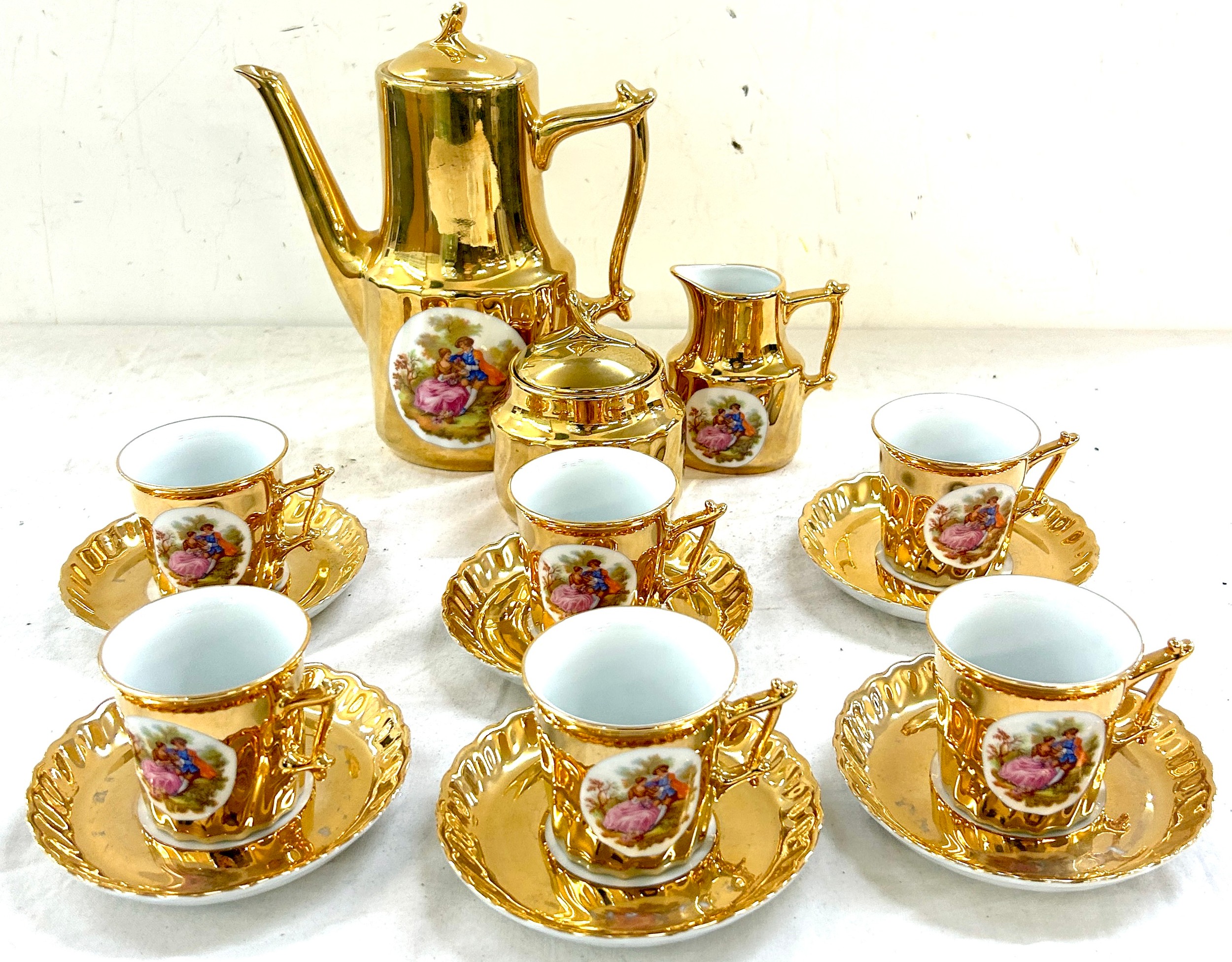 Gold Limoges coffee set comprising 6 cups, saucer, coffee pot, milk and sugar