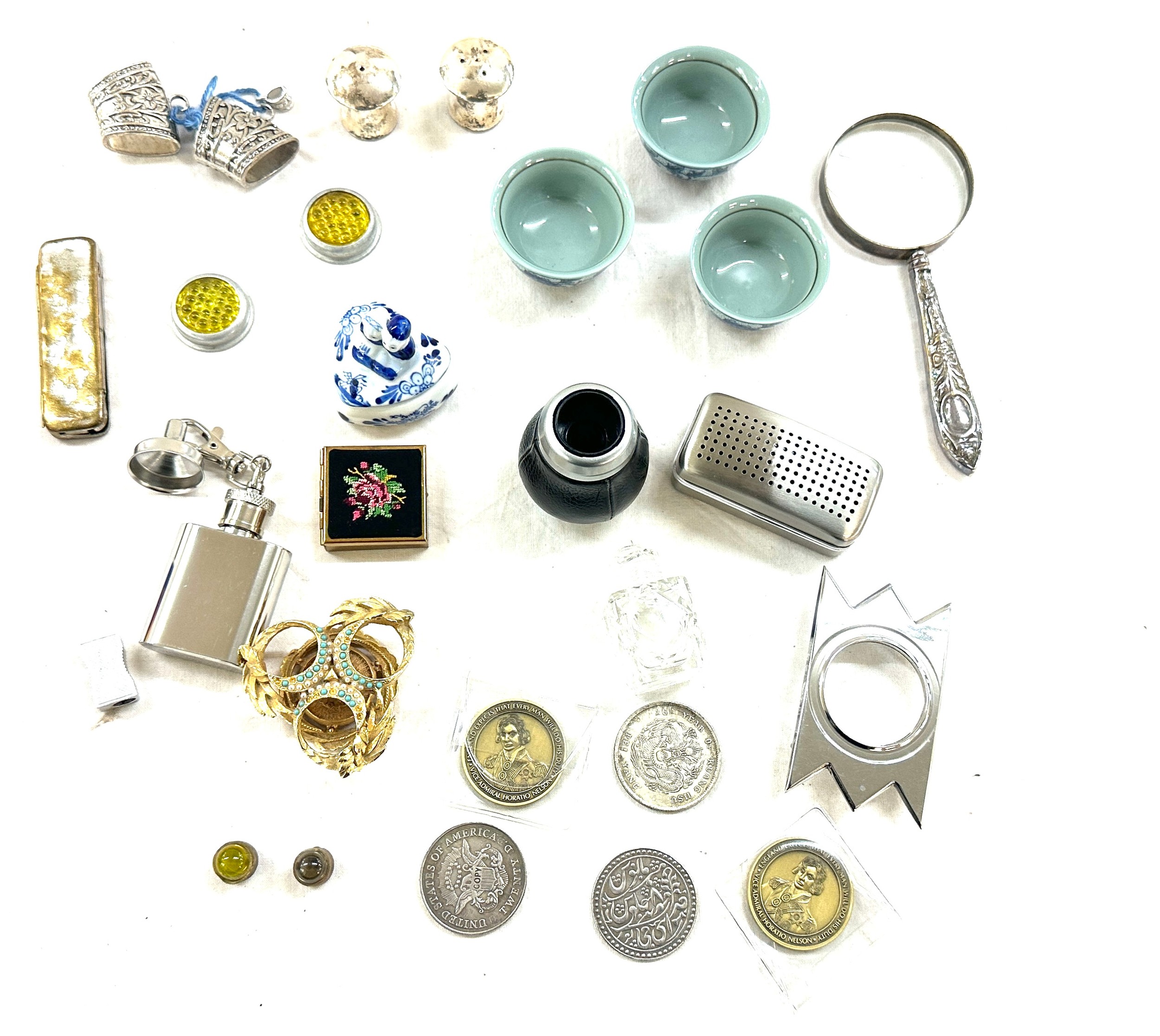 Tray of assorted vintage collectable items to include coins, magnifying glass etc etc