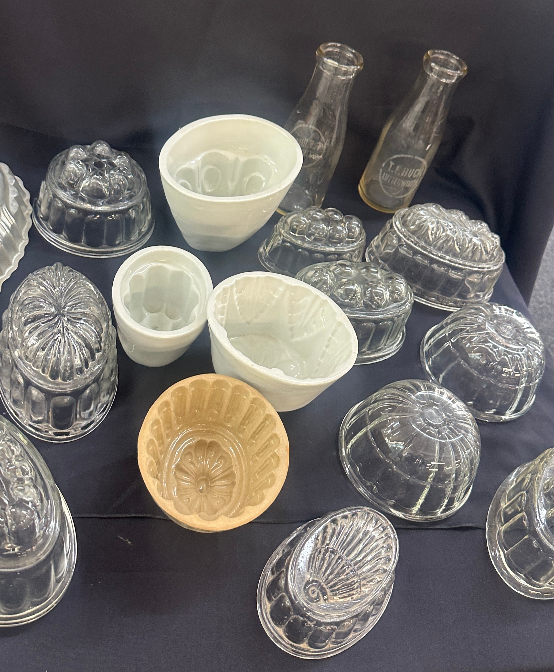 Selection of glass and porcelain jelly moulds to include pyrex etc - Image 3 of 8