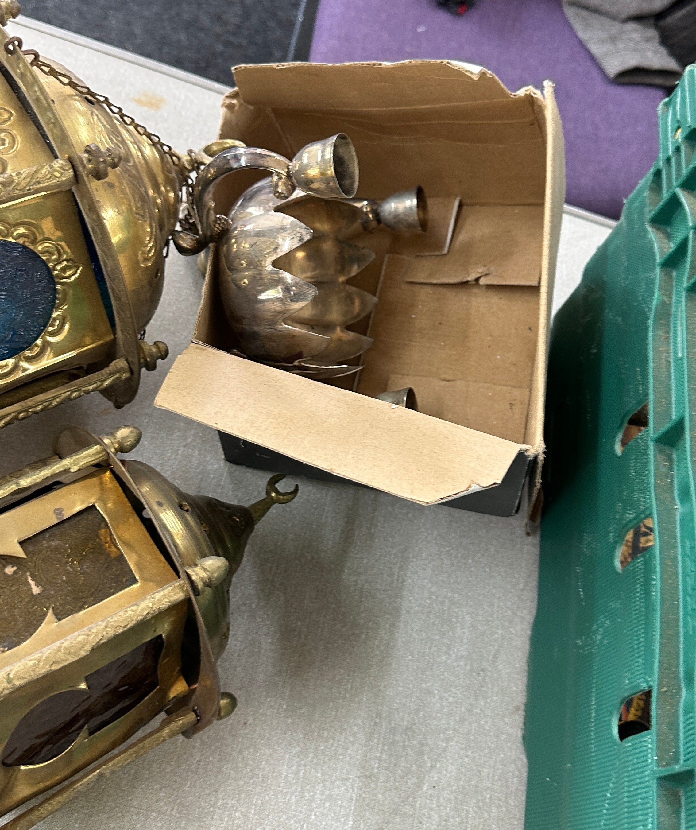 Selection of vintage tins and 2 brass lanterns - Image 3 of 4