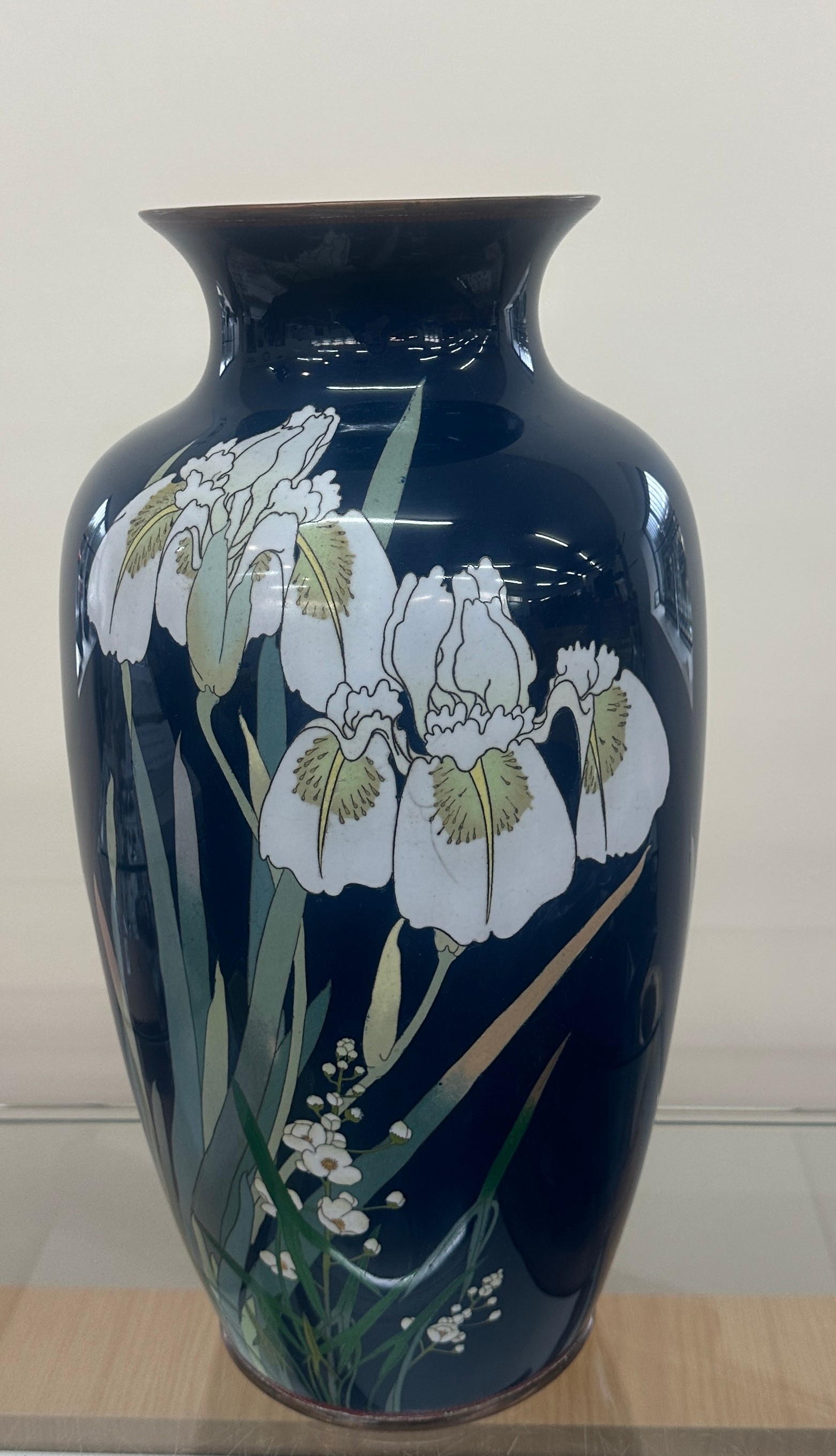 Vintage cloisonné enamel vase depicting irises. 46 cm tall. In good condition. - Image 4 of 6