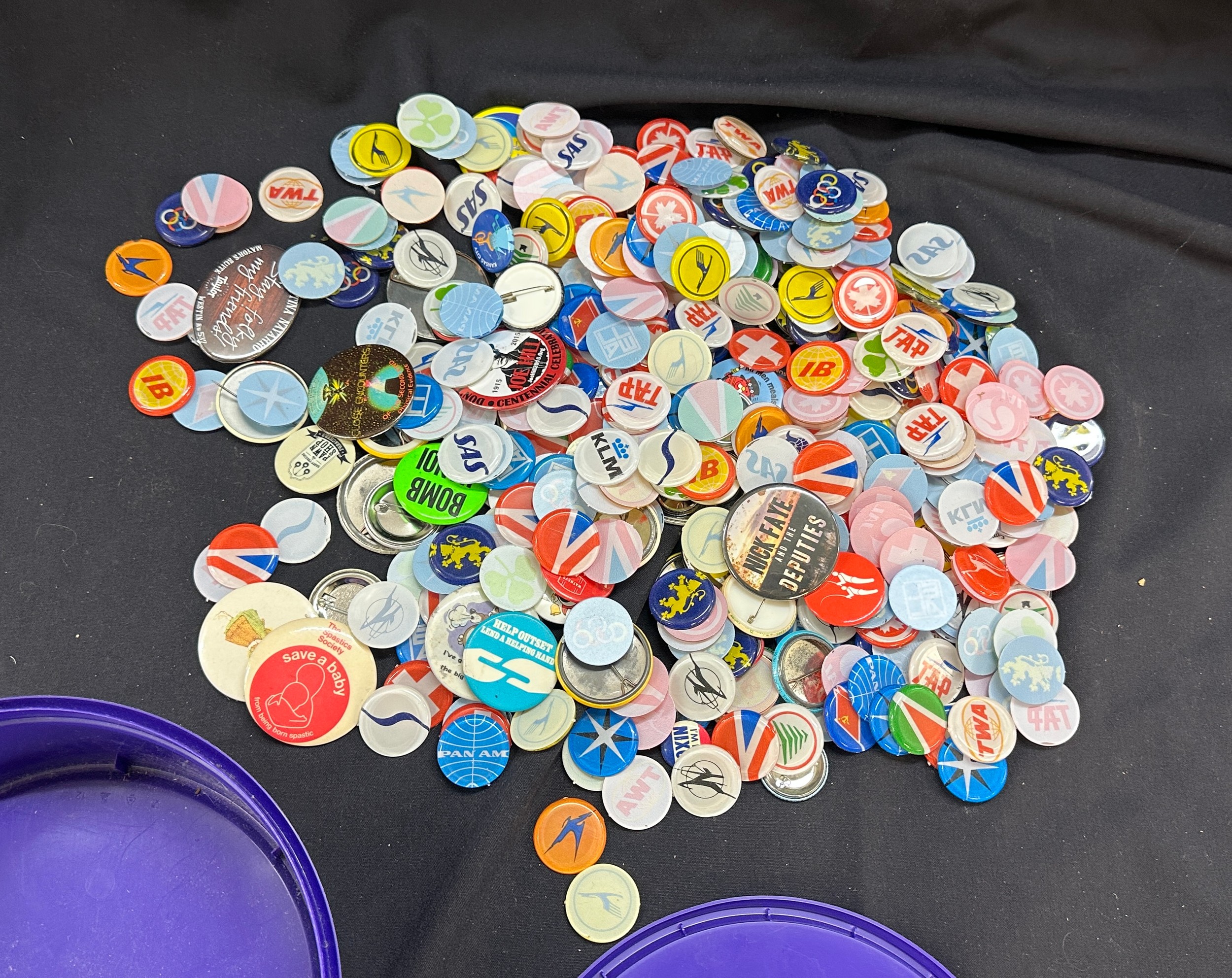 Pin badges collection plus international airline tag buttons many hundreds. Including Captain - Image 2 of 3