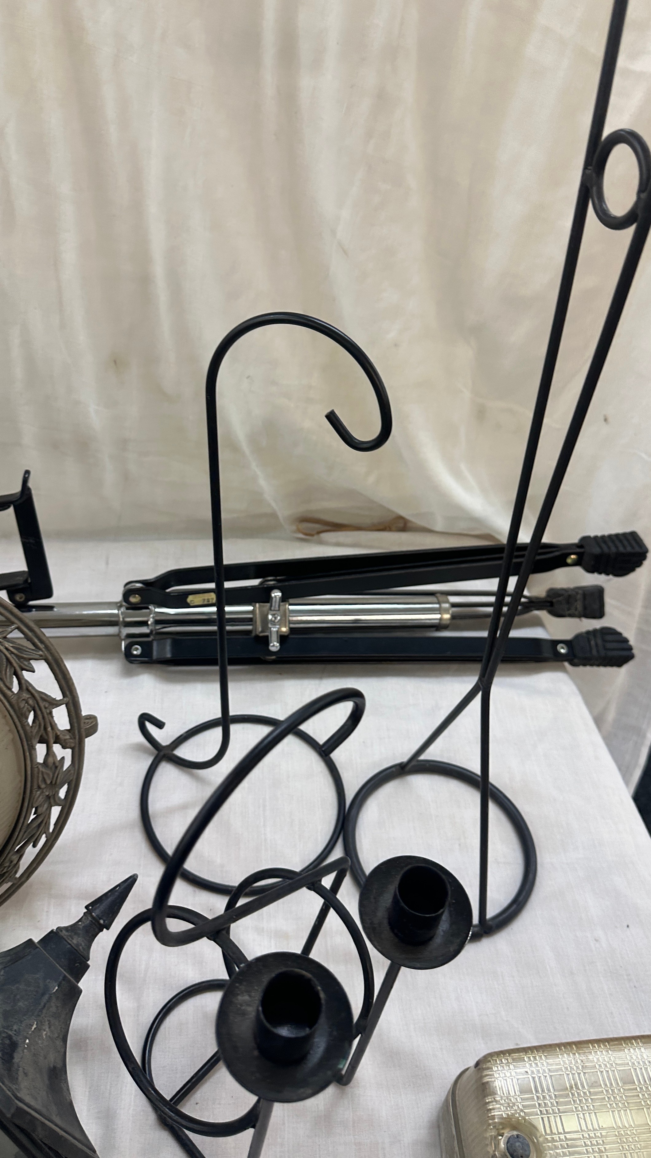 Light fitting, two external, one internal and iron candle holders and a heavy duty tri pod - Bild 4 aus 6