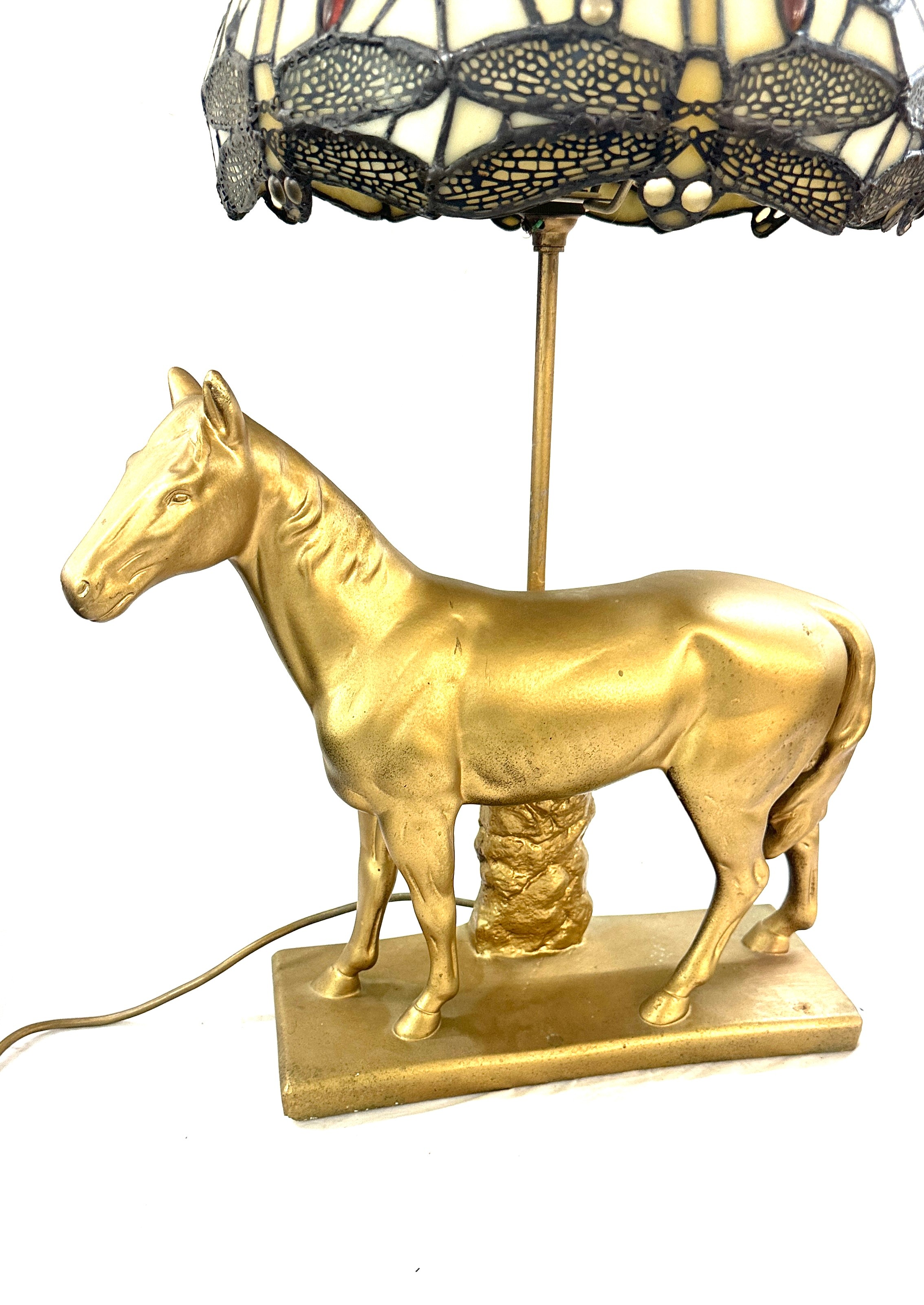 Resin table lamp depicting a horse, tiffany style shade, working order, in need of replacement plug, - Bild 4 aus 4