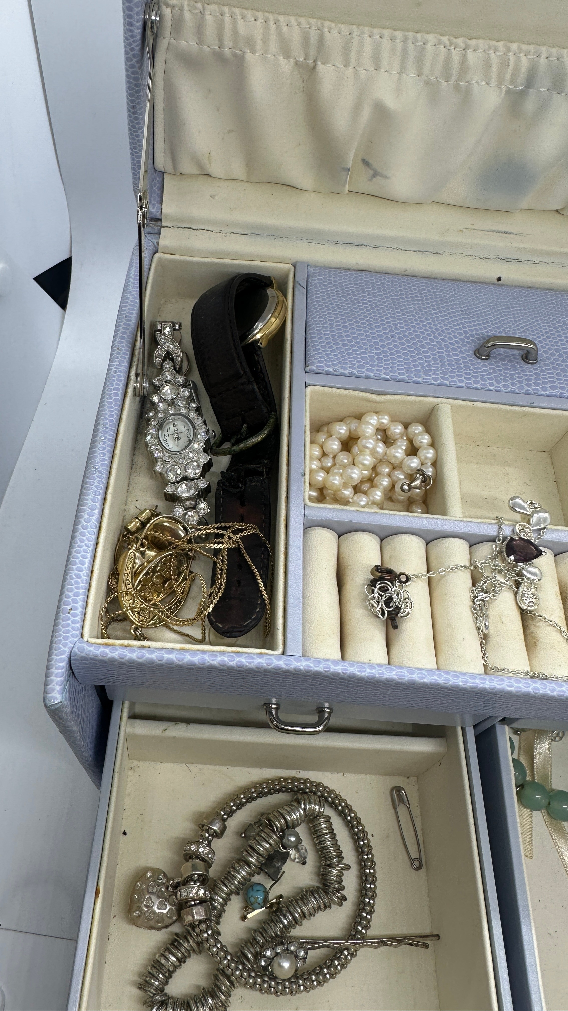 Jewellery box containing a selection of assorted costume jewellery to include watches, earrings etc - Image 2 of 7
