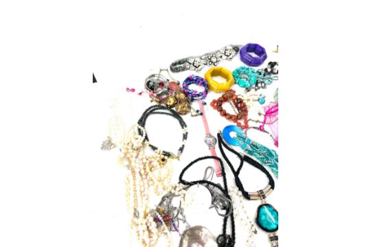 Large selection of ladies costume jewellery to include sets, rings, necklaces, bracelets and - Image 11 of 13