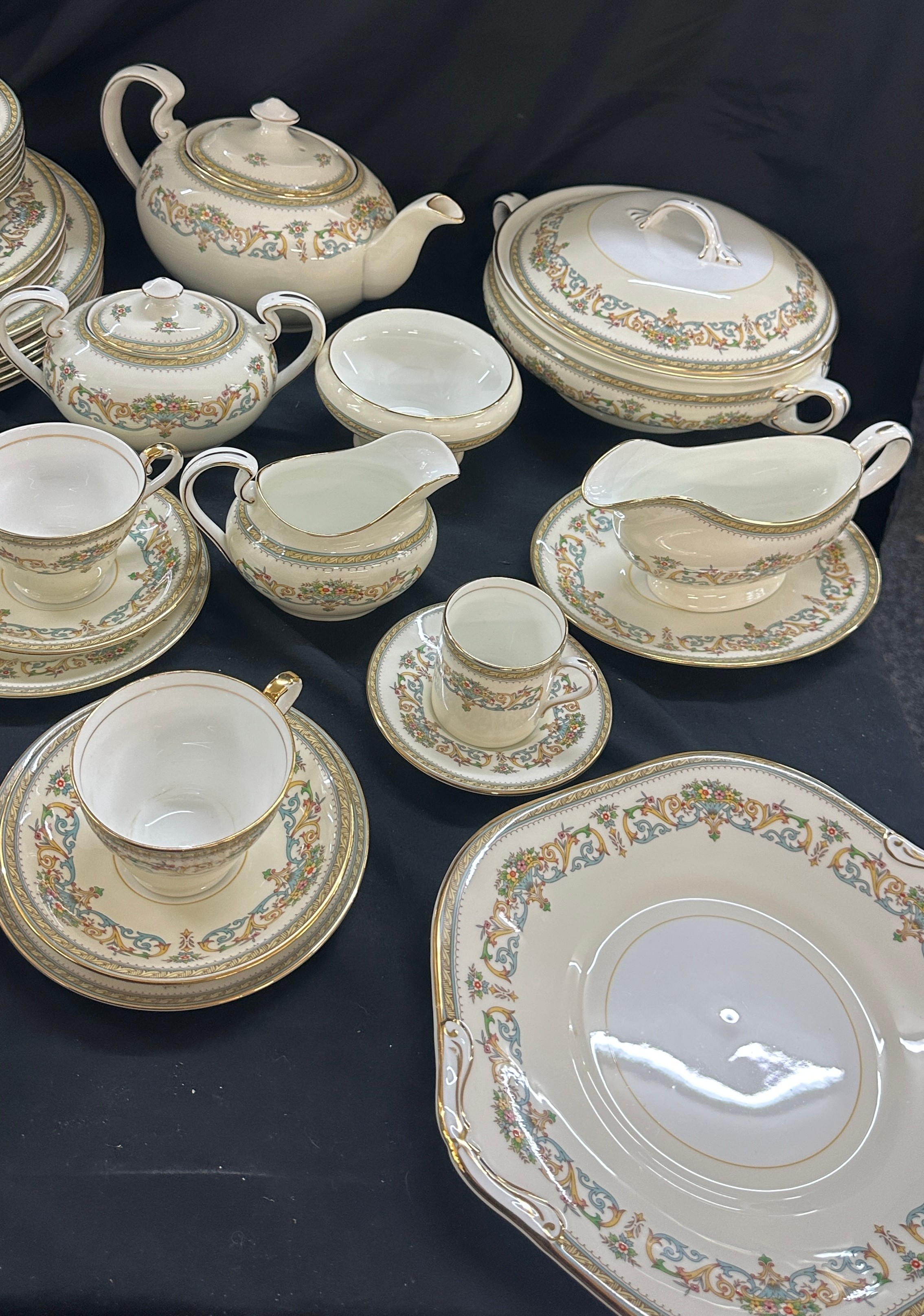 Vintage Aynsley Henley part dinner part tea service to include cups, saucers, tea pot, gravy boat - Image 4 of 5