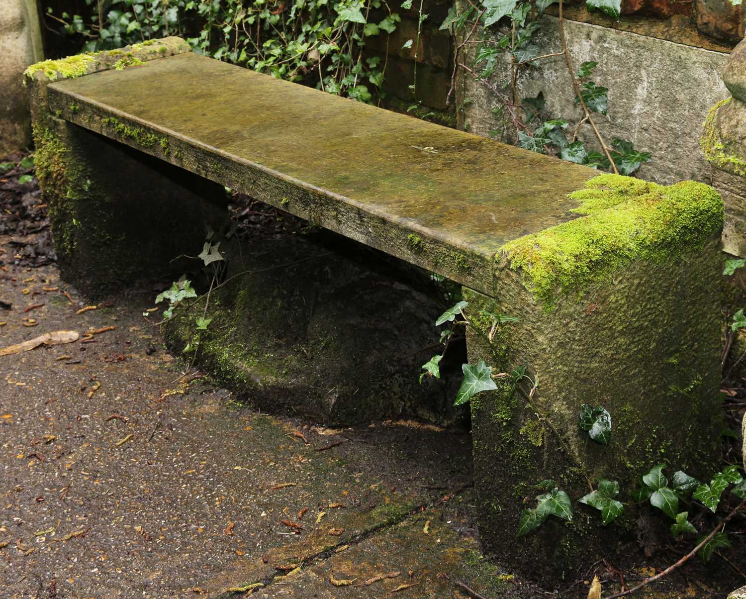 A stone church bench - Image 4 of 5