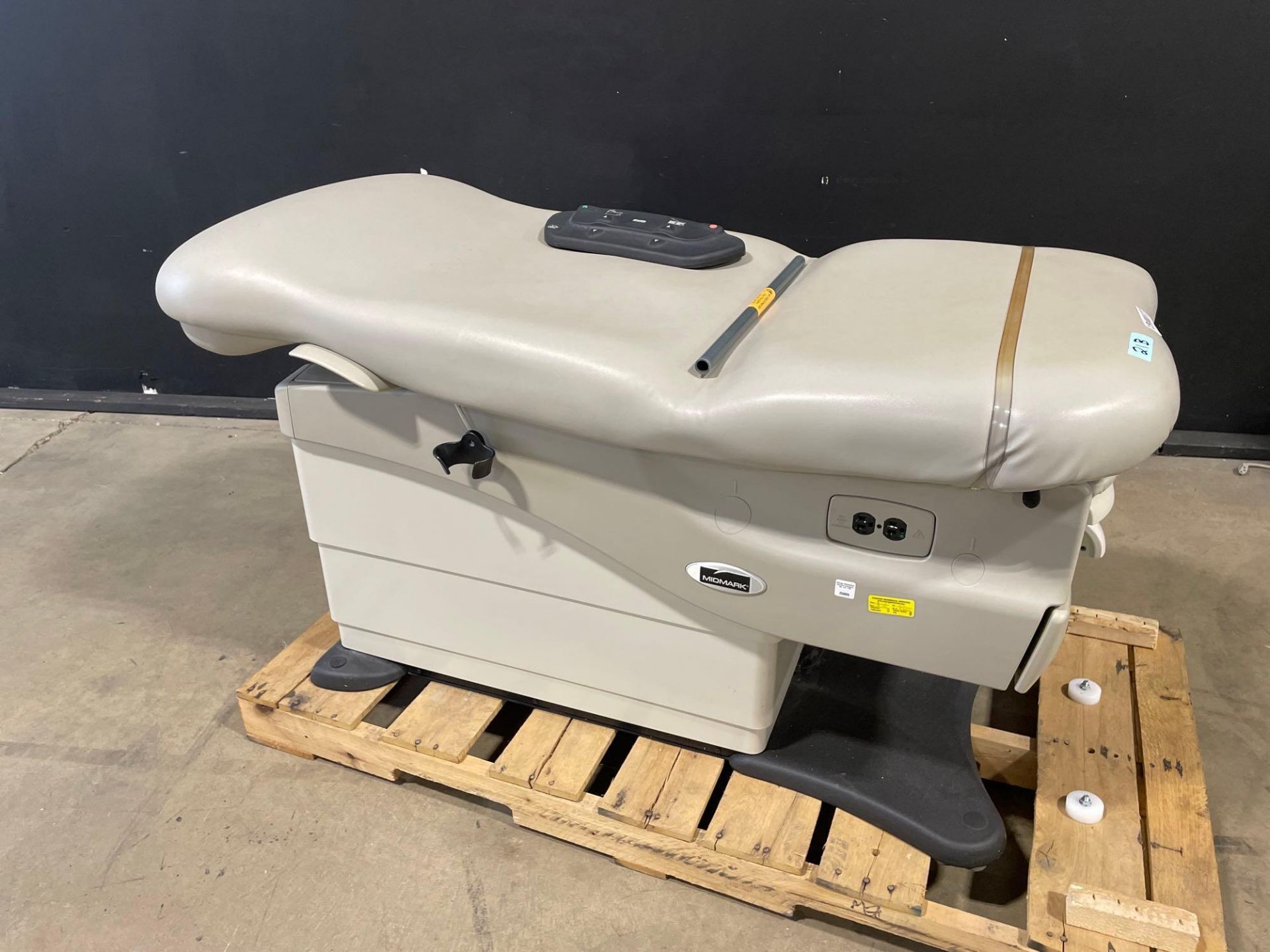 MIDMARK 625 POWER EXAM CHAIR WITH FOOTSWITCH - Bild 3 aus 3