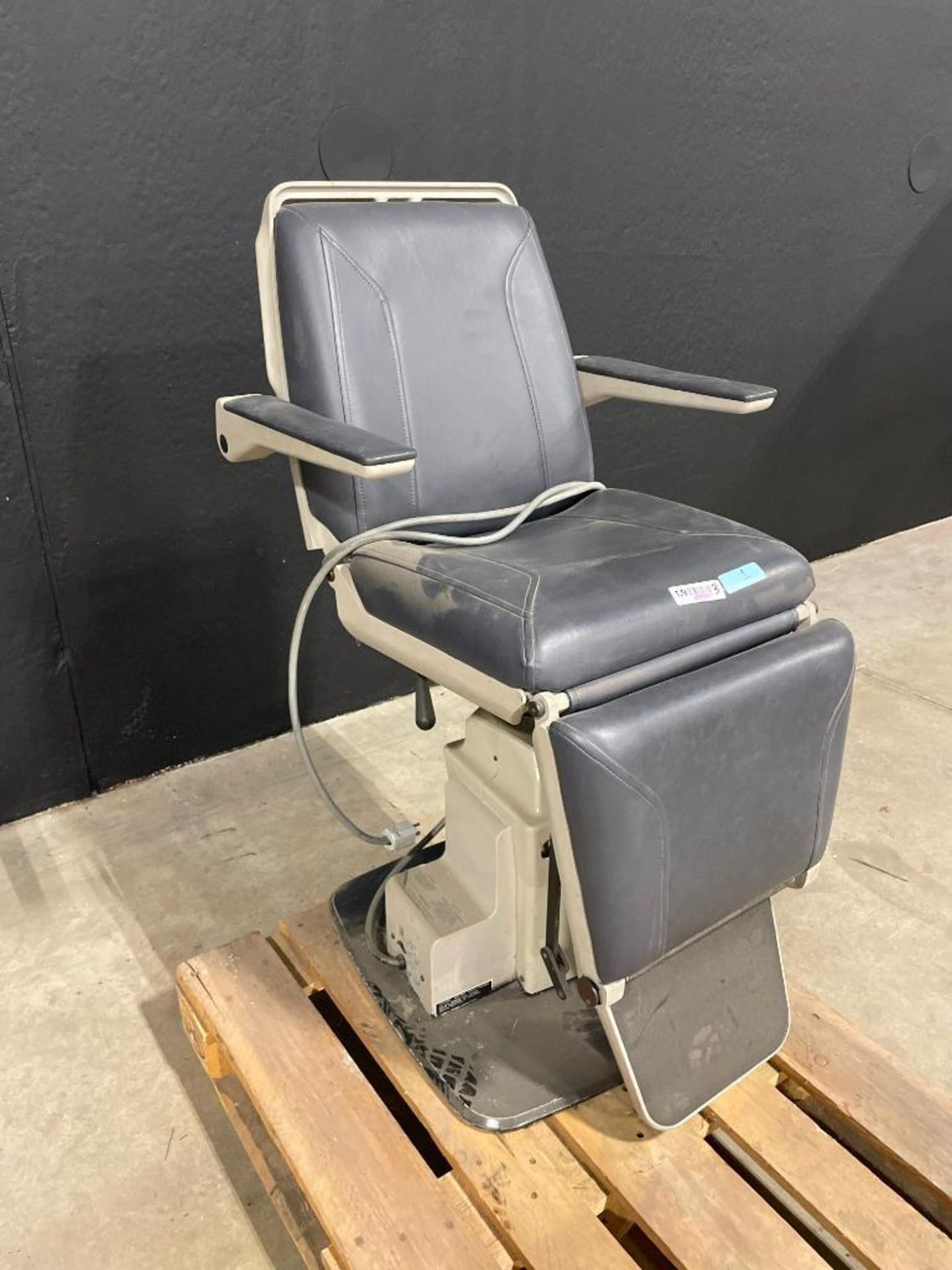 MIDMARK 491 POWER EXAM CHAIR - Bild 3 aus 3