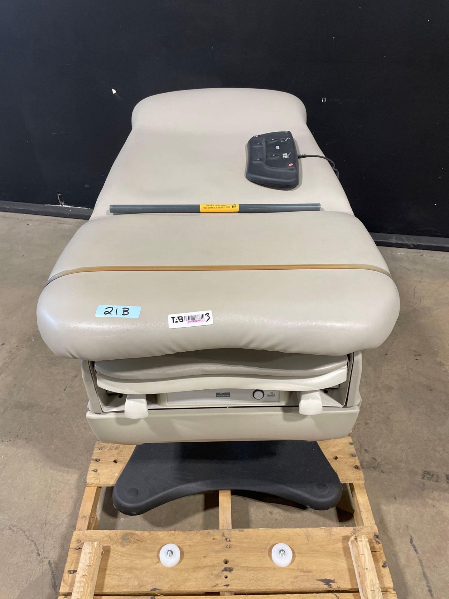 MIDMARK 625 POWER EXAM CHAIR WITH FOOTSWITCH