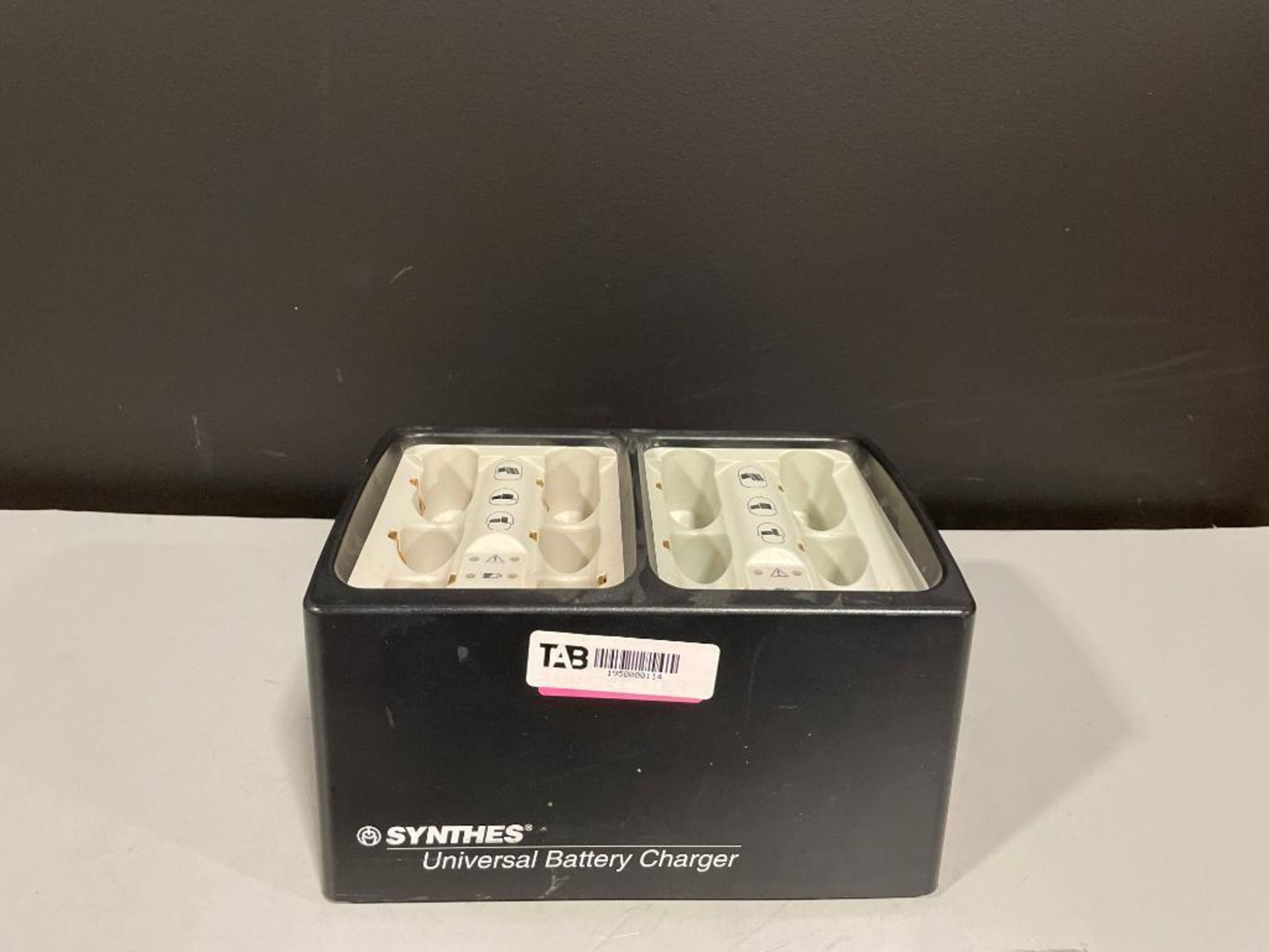 SYNTHES UNIVERSAL BATTERY CHARGER