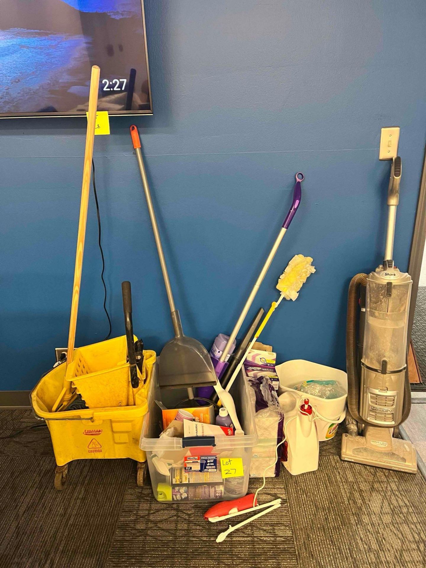 LOT OF MISC CLEANING SUPPLIES