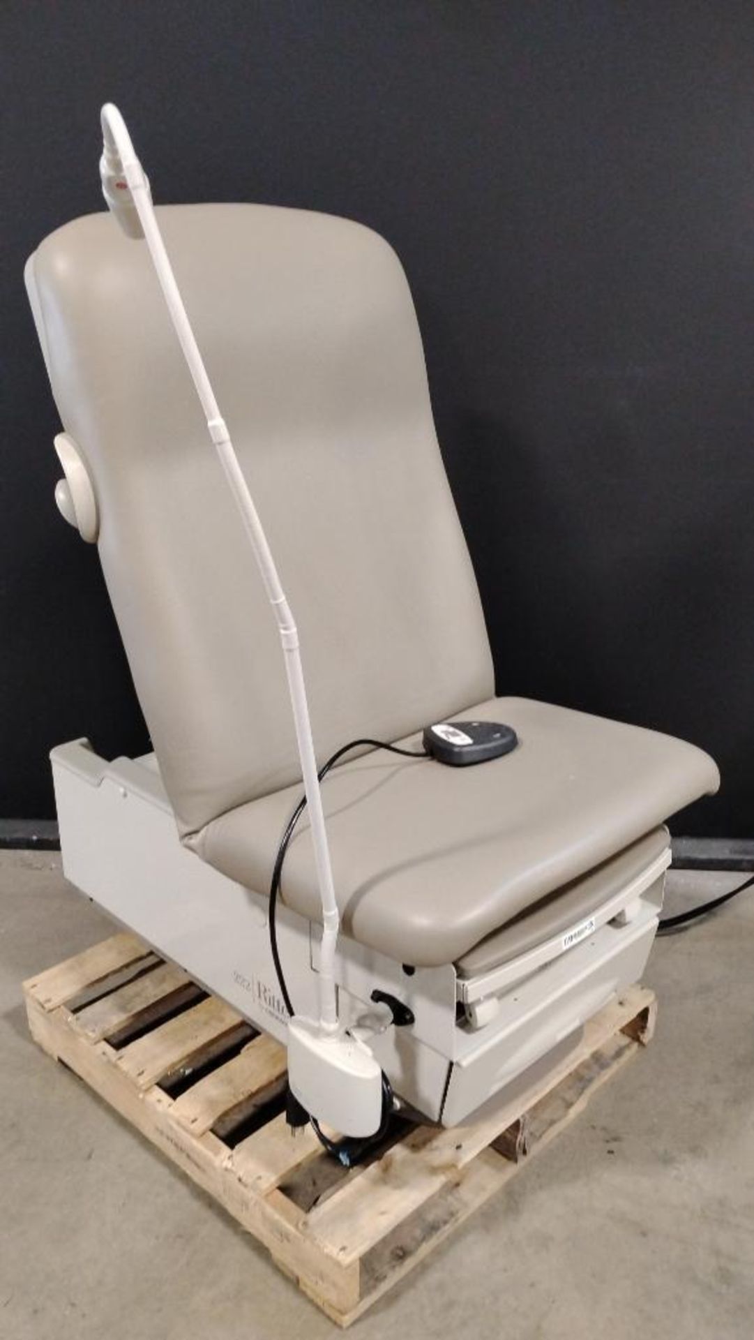 RITTER 222 POWER EXAM TABLE WITH FOOTSWITCH - Image 3 of 5