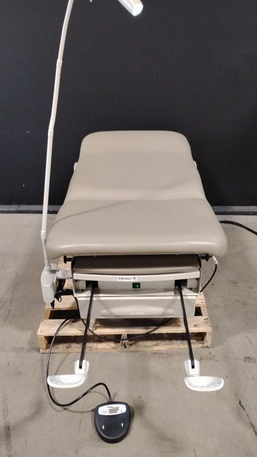 RITTER 222 POWER EXAM TABLE WITH FOOTSWITCH - Image 2 of 5
