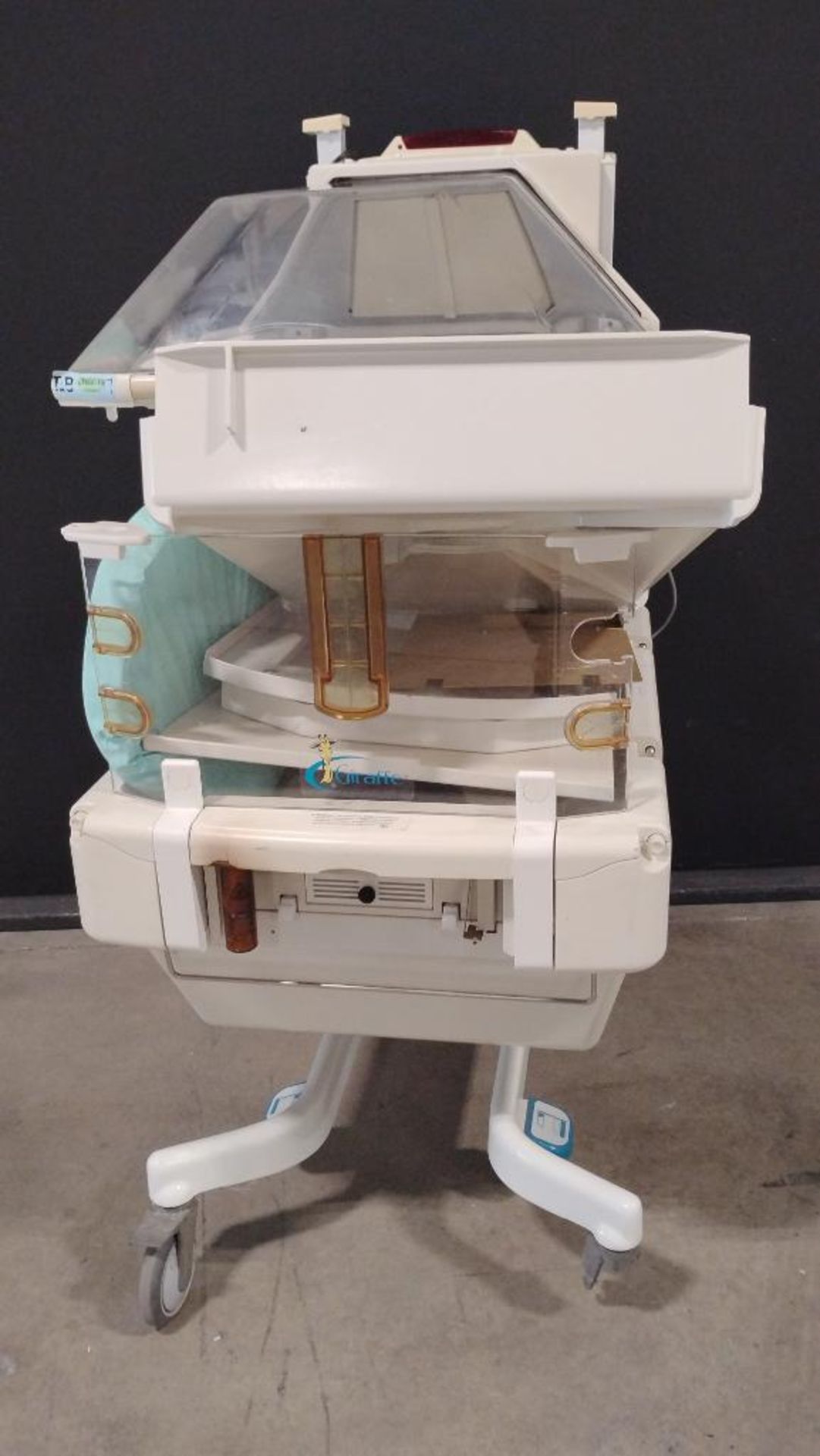 OHMEDA GIRAFFE OMNIBED INFANT INCUBATOR