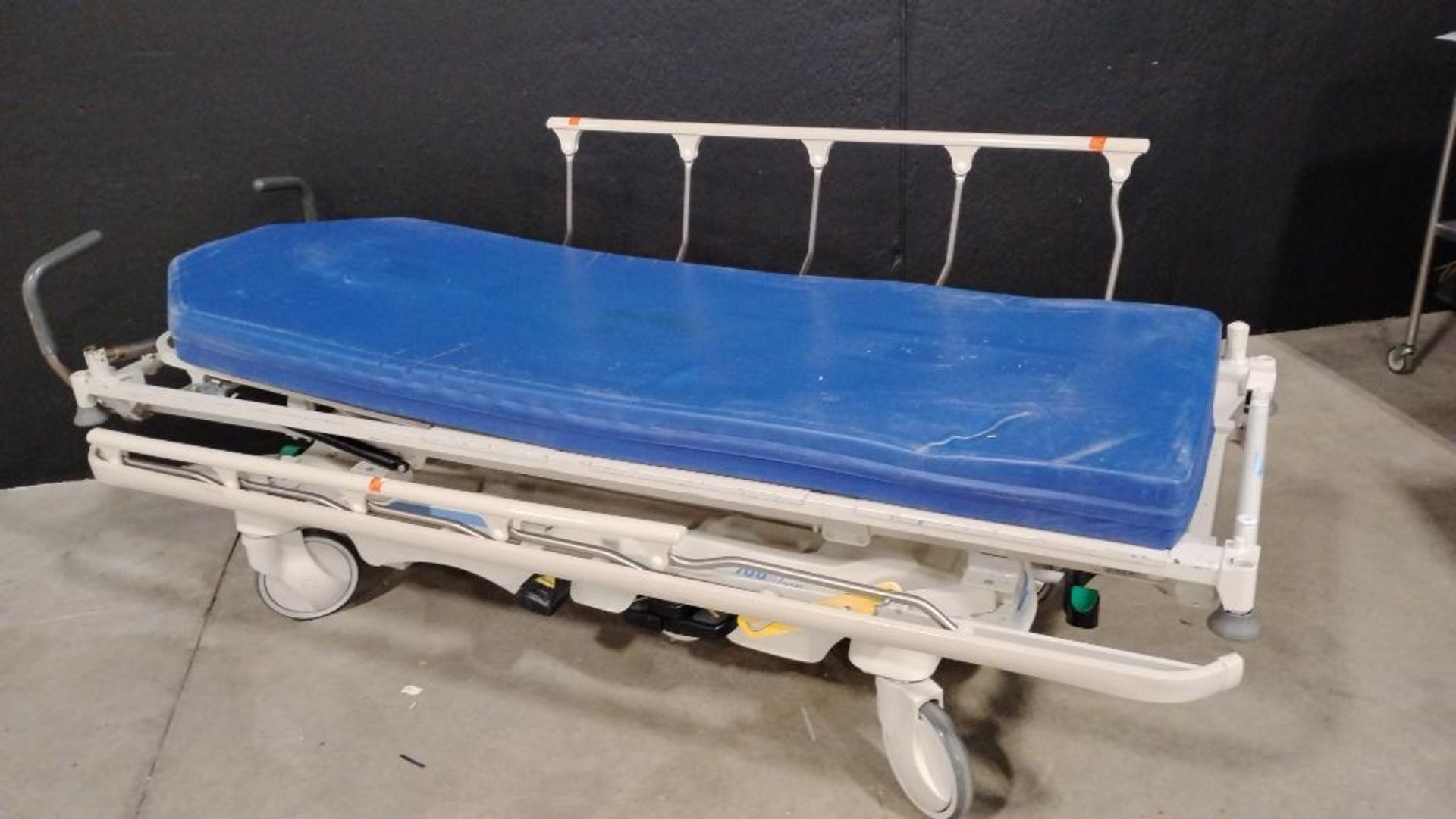 HILL-ROM P8000 STRETCHER - Image 3 of 3