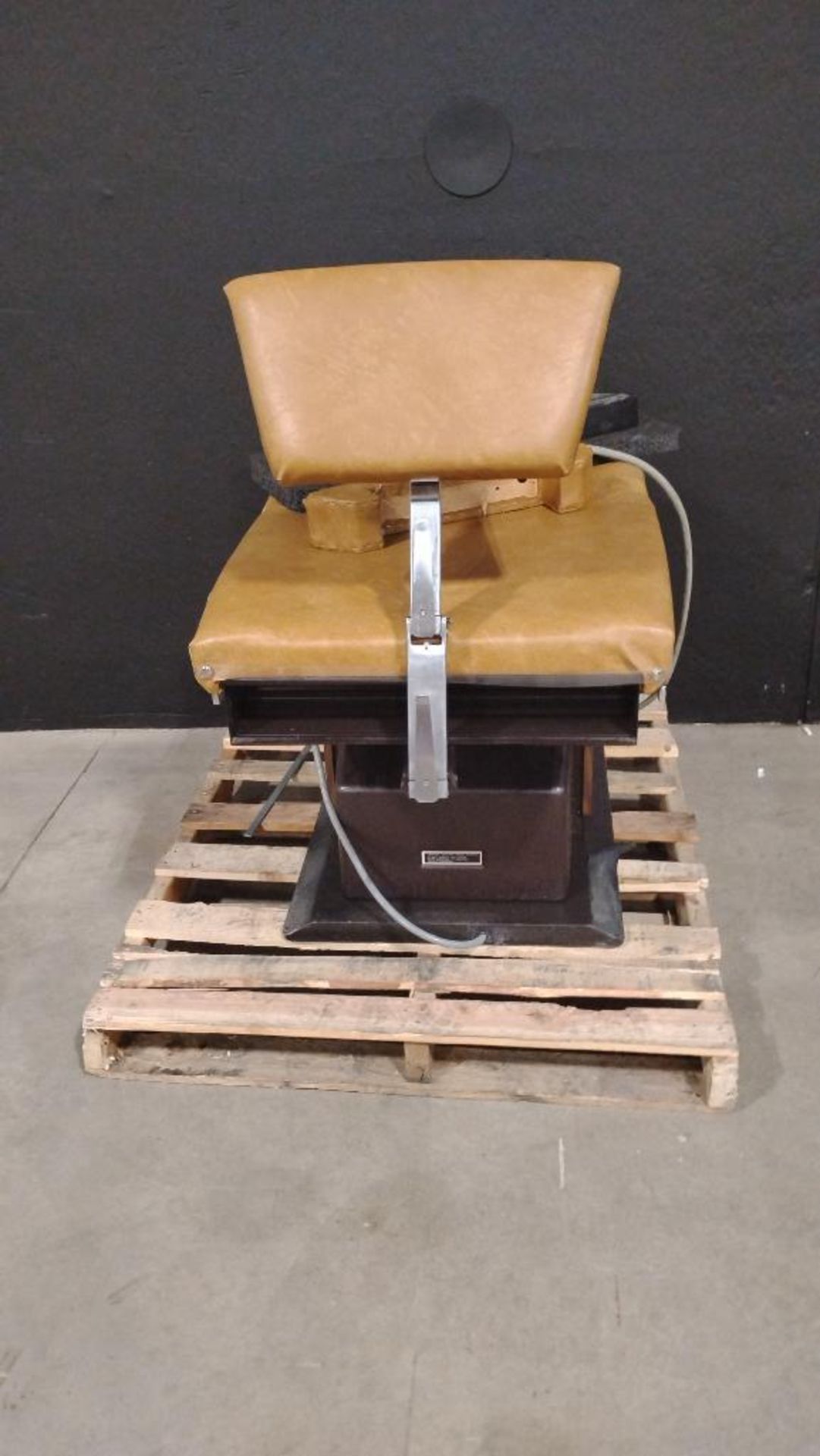 MIDMARK 111 POWER EXAM CHAIR WITH FOOOTSWITCH - Image 5 of 5