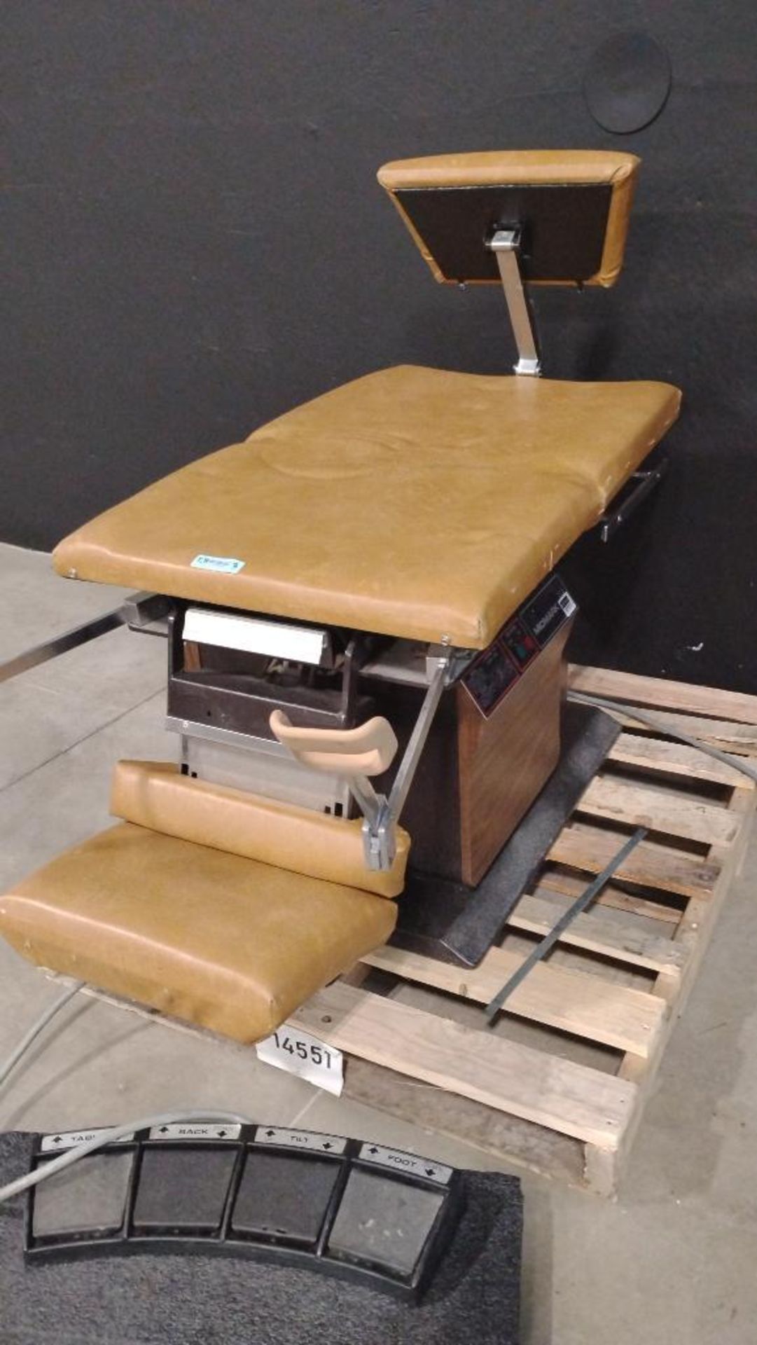 MIDMARK 111 POWER EXAM CHAIR WITH FOOOTSWITCH - Image 3 of 5