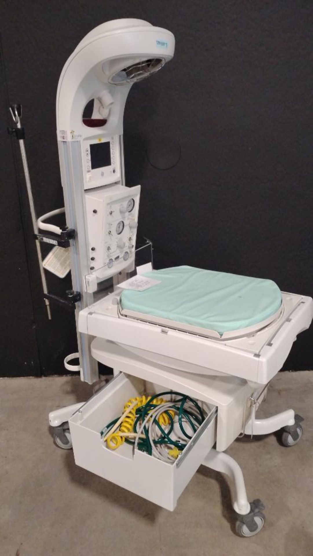 GE GIRAFFE INFANT WARMER WITH 1502 T-PIECE RESUSCITATION SYSTEM - Image 4 of 6