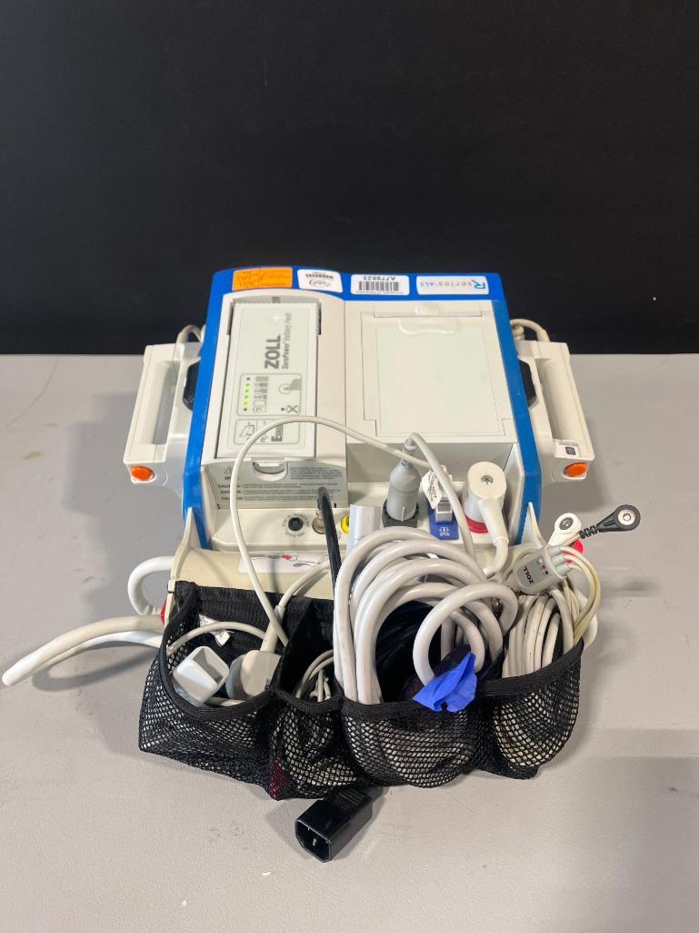 ZOLL R-SERIES ALS DEFIBRILLATOR WITH PACING, ECG,CO2,, SPO2, NIBP, ANALYZE, PADDLES, BATTERY - Image 3 of 4
