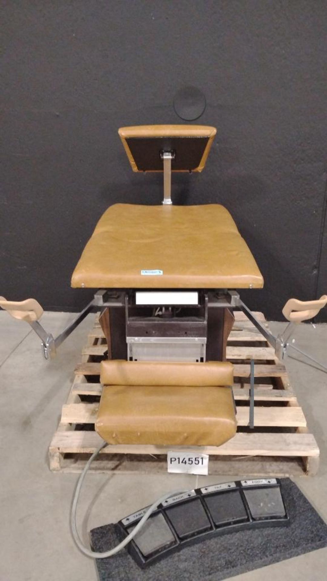MIDMARK 111 POWER EXAM CHAIR WITH FOOOTSWITCH - Image 2 of 5
