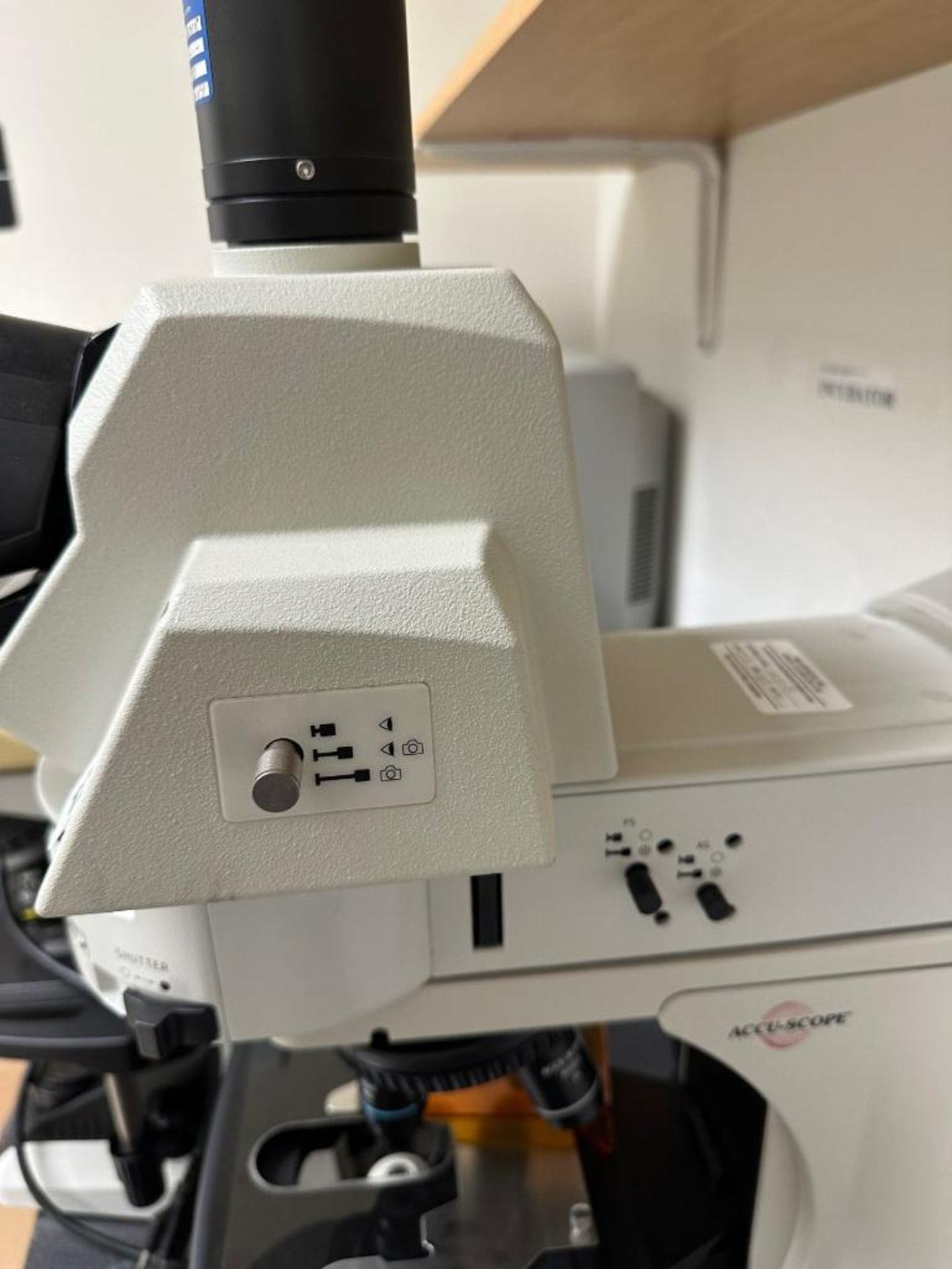 ACCU-SCOPE LAB MICROSCOPE WITH 5 OBJECTIVES - Image 3 of 6