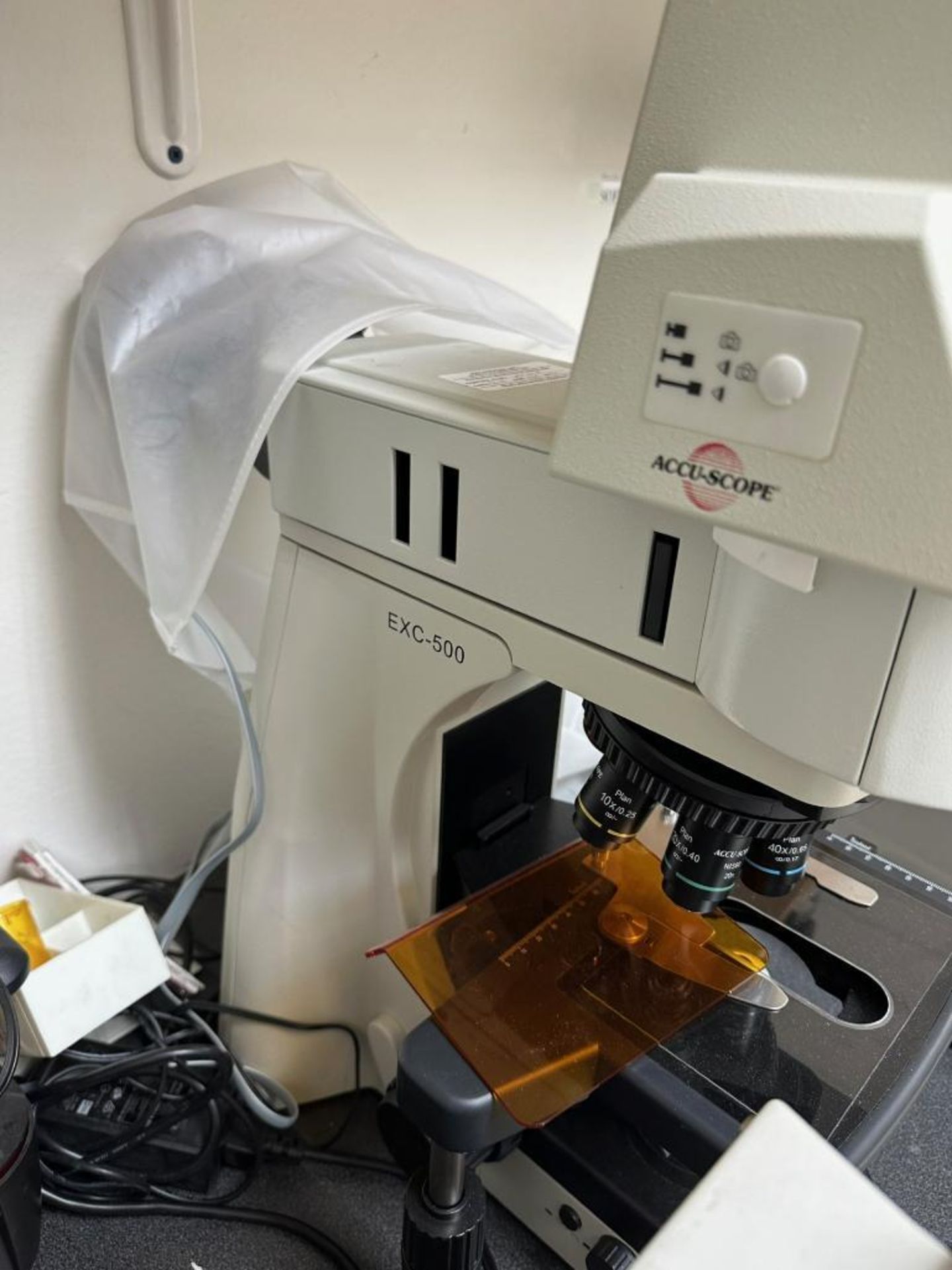 ACCU-SCOPE LAB MICROSCOPE WITH 5 OBJECTIVES - Image 6 of 6